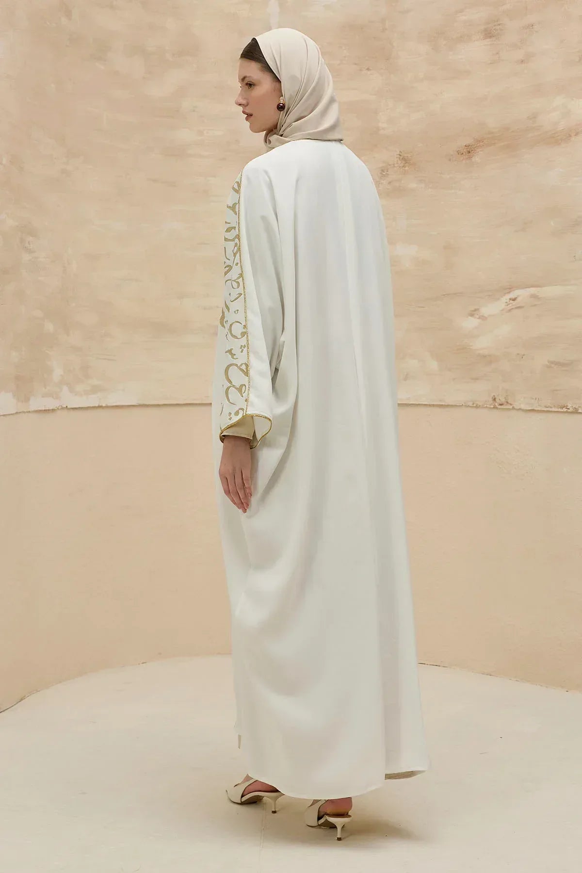 Kaligrafik Desenli Üst Form Omuz ve Kol Biyeli Uzun Beyaz Abaya - VIADEL Atelier
