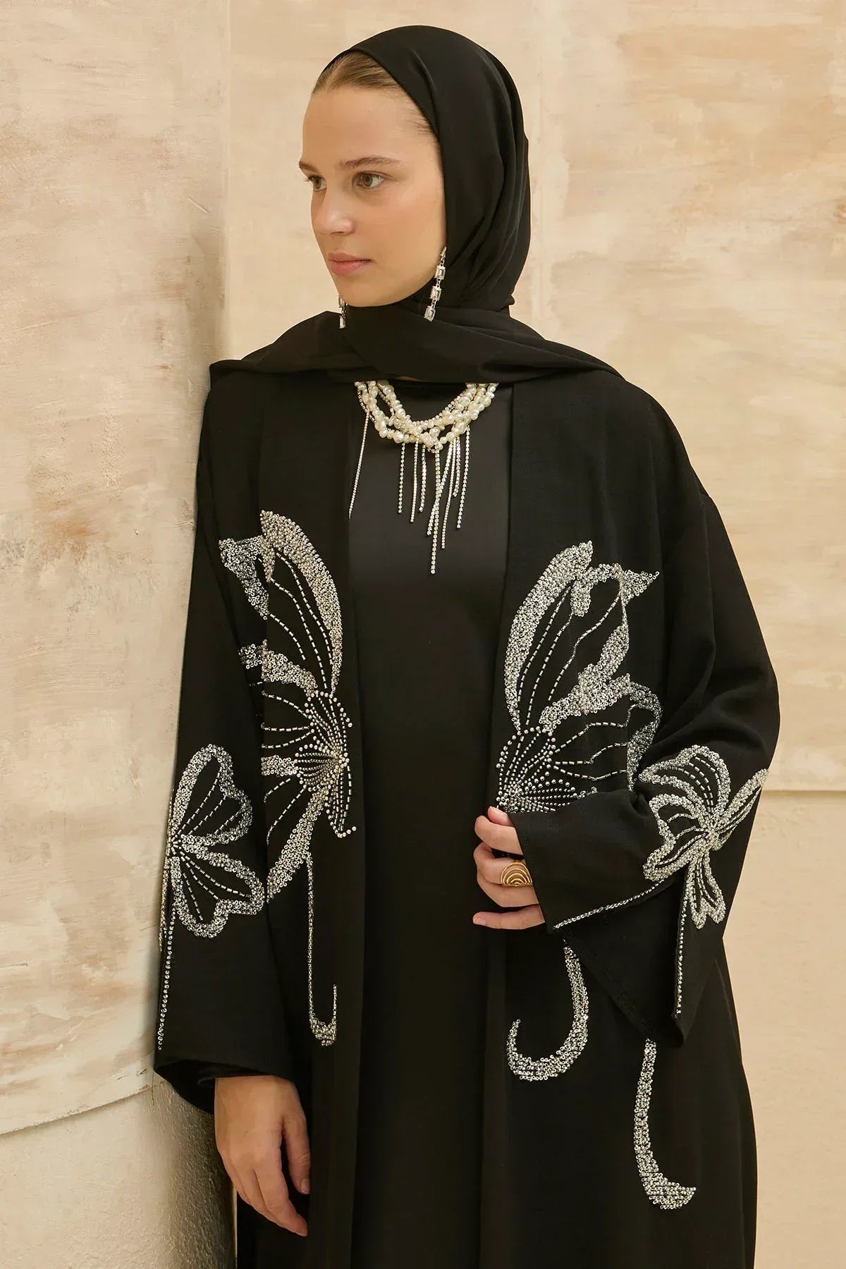Yonca Taş Boncuk İşlemeli Kol Yırtmaçlı Uzun Siyah Abaya - VIADEL Atelier