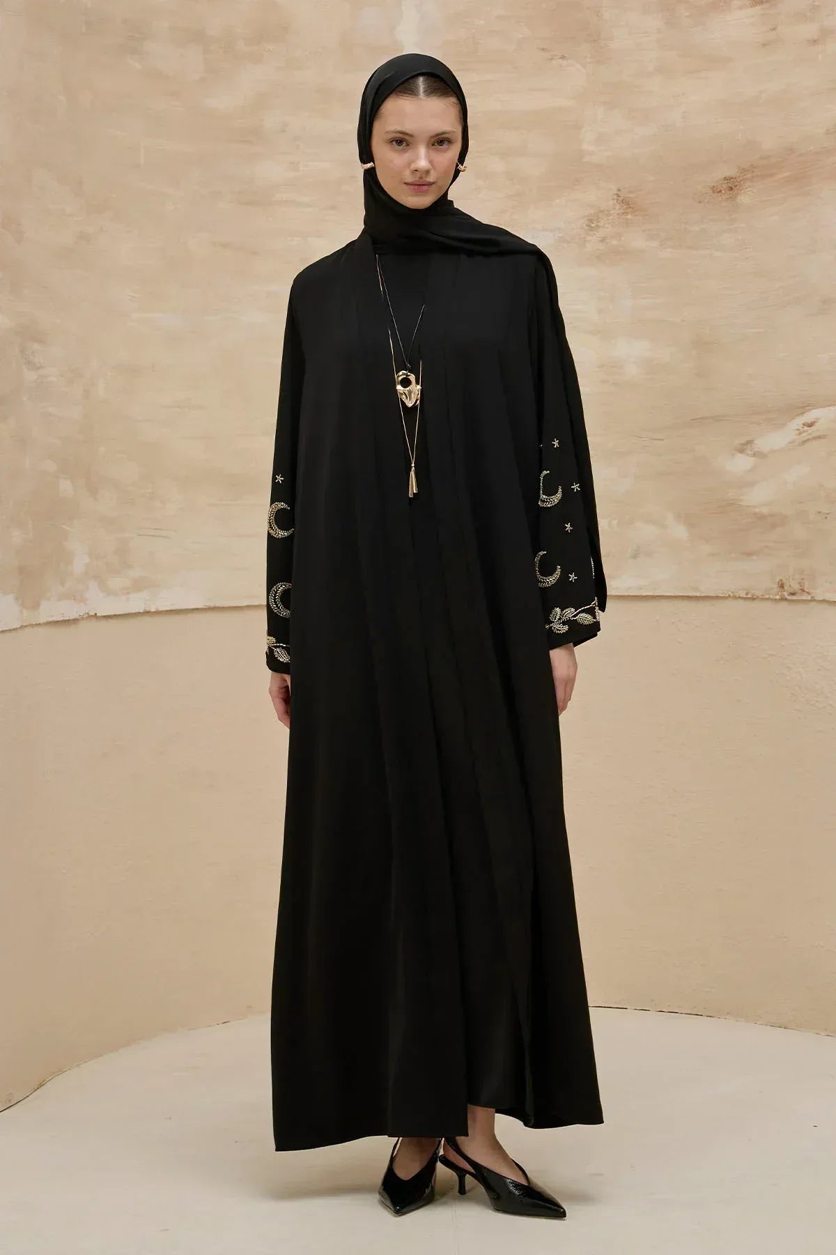 Gold Hilal Yıldız Nakışlı Tesettür Geniş Kol Uzun Siyah Abaya - VIADEL Atelier