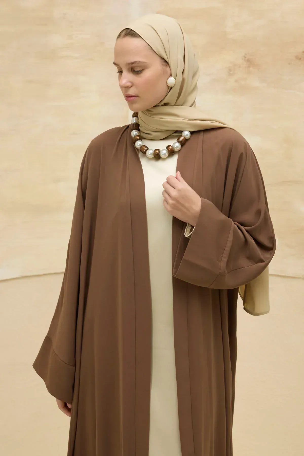 Ramazan Mübarek Yazılı Sırt Gold Boncuk Nakış İşlemeli Kahverengi Abaya - VIADEL Atelier