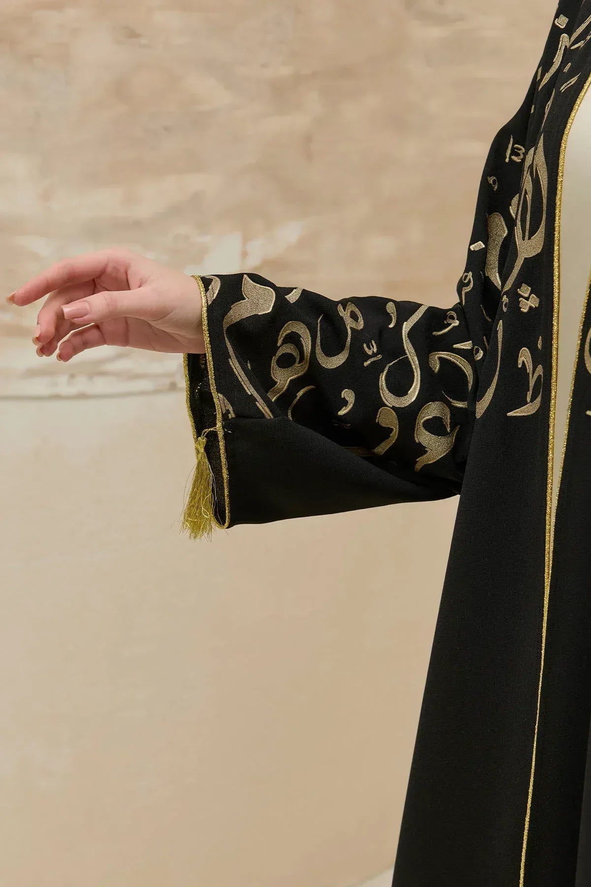 Kaligrafik Desenli Üst Form Omuz ve Kol Biyeli Uzun Siyah Abaya - VIADEL Atelier