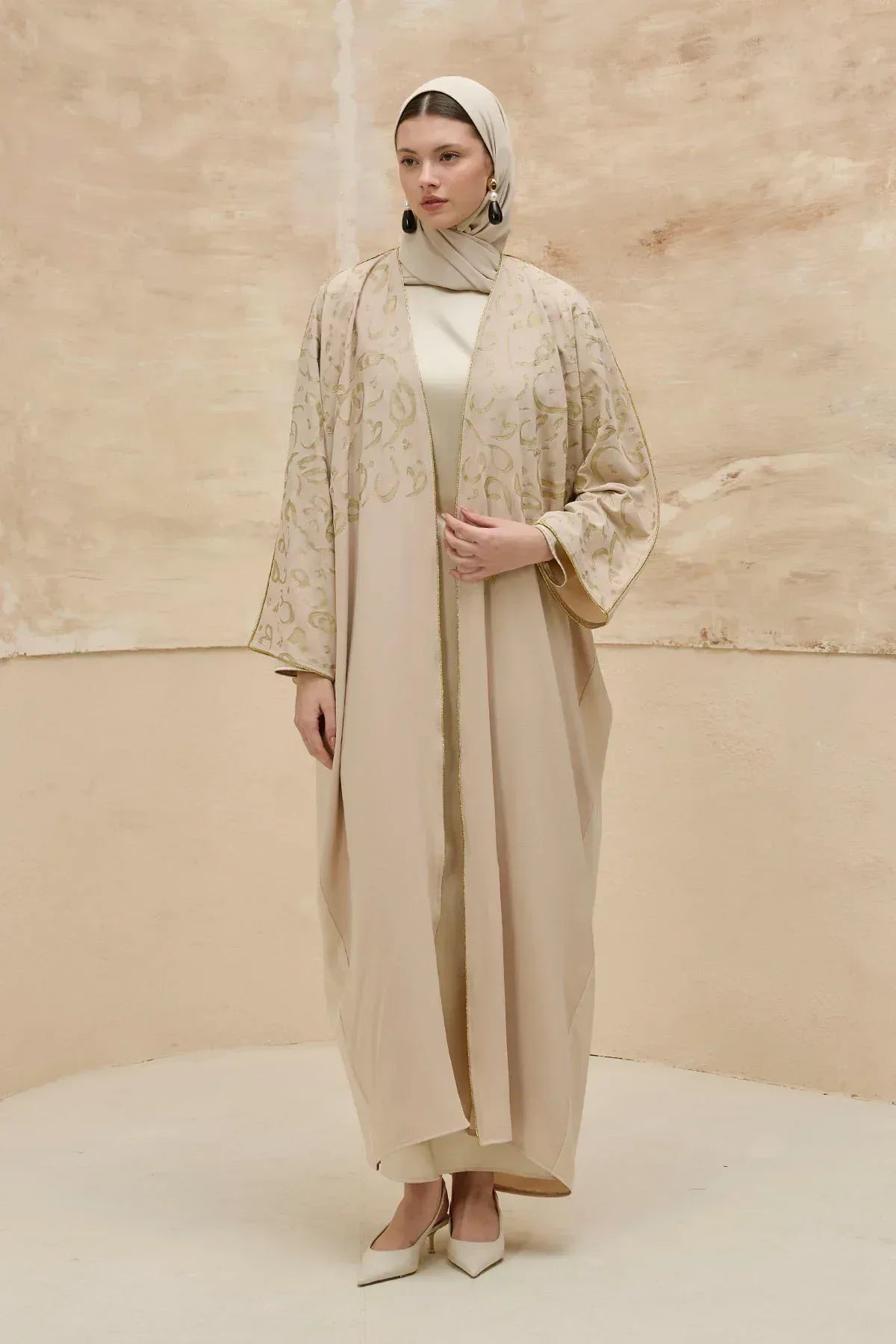 Kaligrafik Desenli Üst Form Omuz ve Kol Biyeli Uzun Taş Abaya - VIADEL Atelier