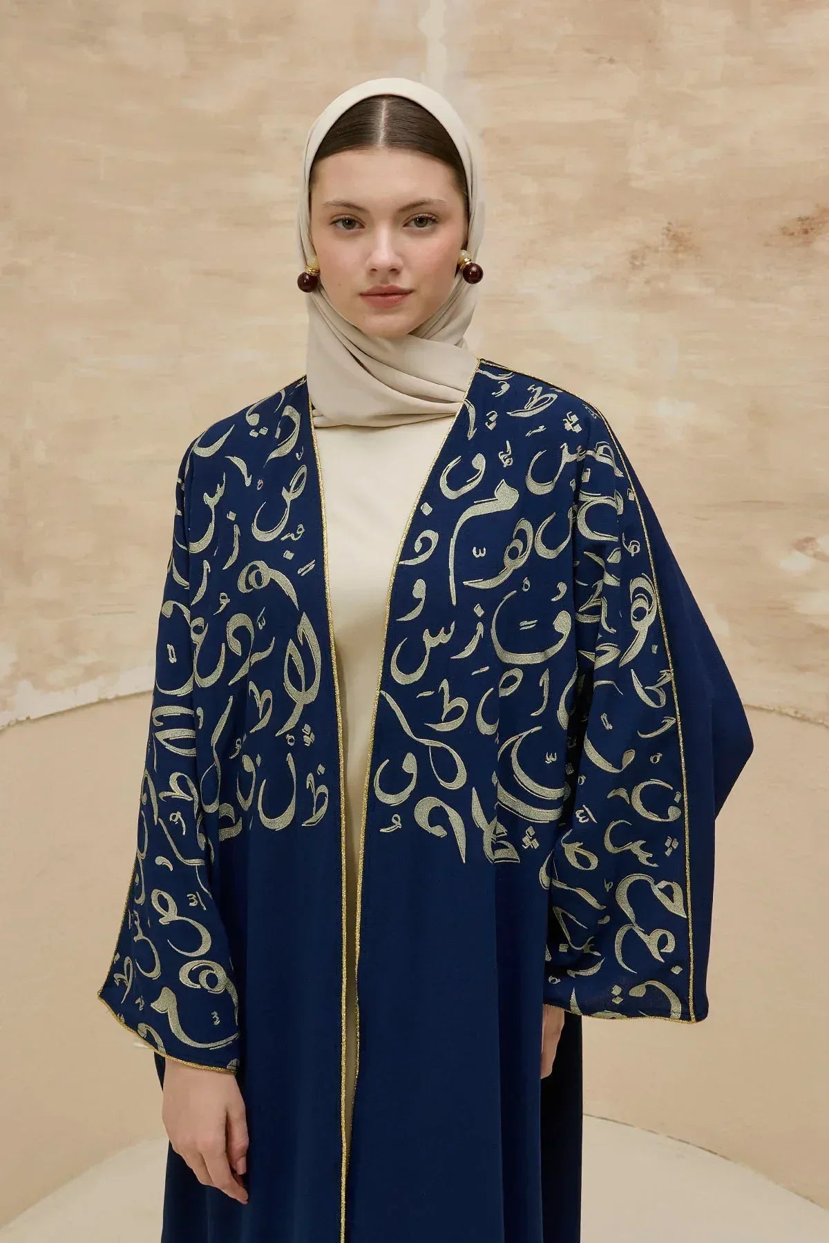 Kaligrafik Desenli Üst Form Omuz ve Kol Biyeli Uzun Lacivert Abaya - VIADEL Atelier
