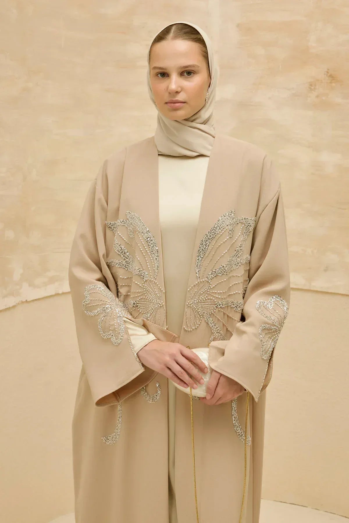 Yonca Taş Boncuk İşlemeli Kol Yırtmaçlı Uzun Bej Abaya - VIADEL Atelier
