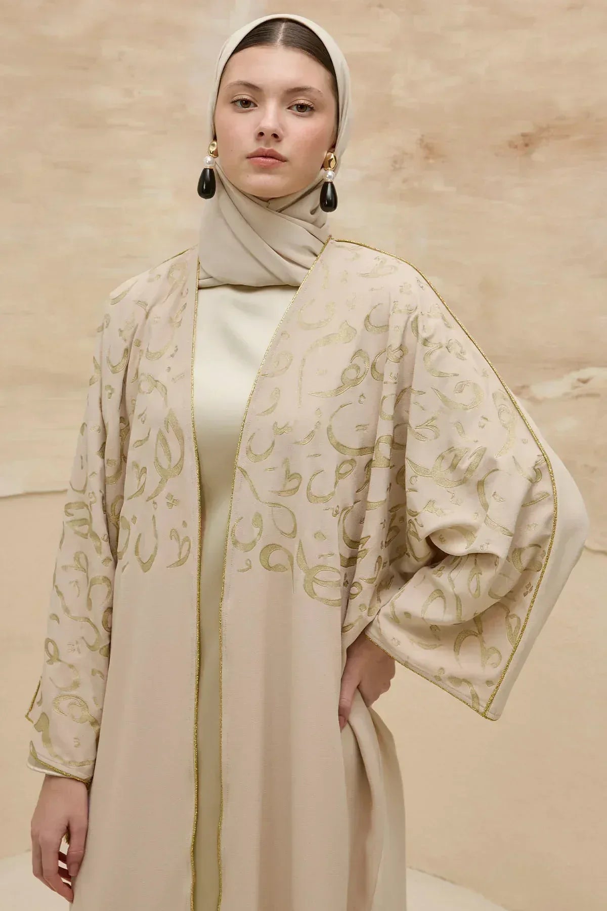 Kaligrafik Desenli Üst Form Omuz ve Kol Biyeli Uzun Taş Abaya - VIADEL Atelier