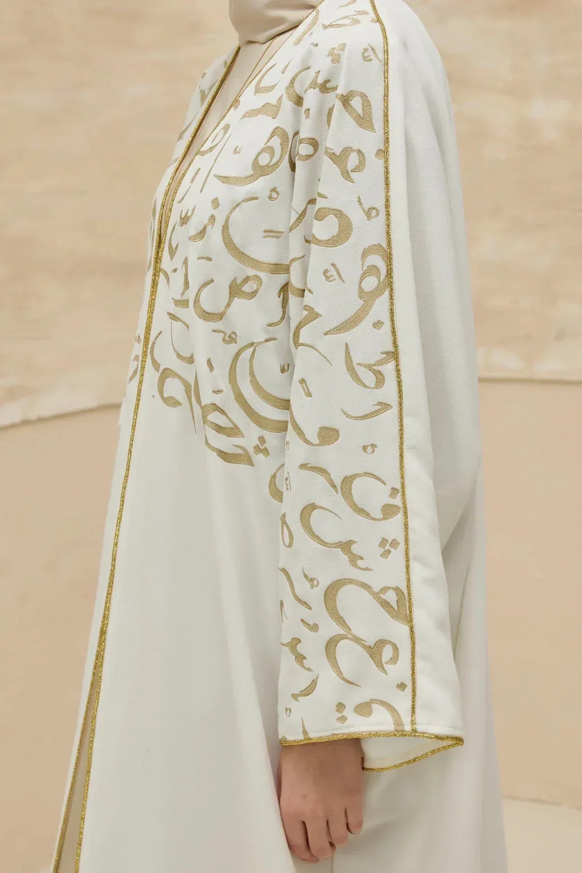 Kaligrafik Desenli Üst Form Omuz ve Kol Biyeli Uzun Beyaz Abaya - VIADEL Atelier
