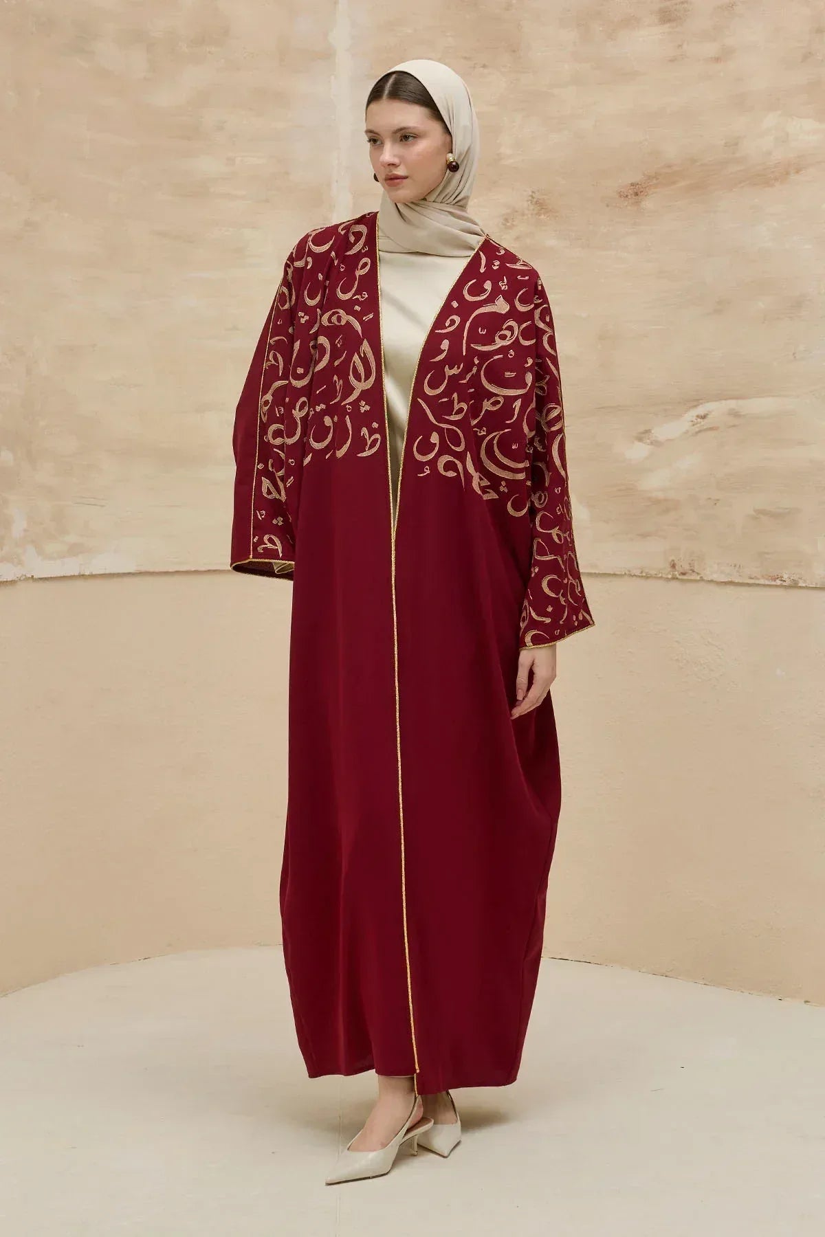 Kaligrafik Desenli Üst Form Omuz ve Kol Biyeli Uzun Bordo Abaya - VIADEL Atelier
