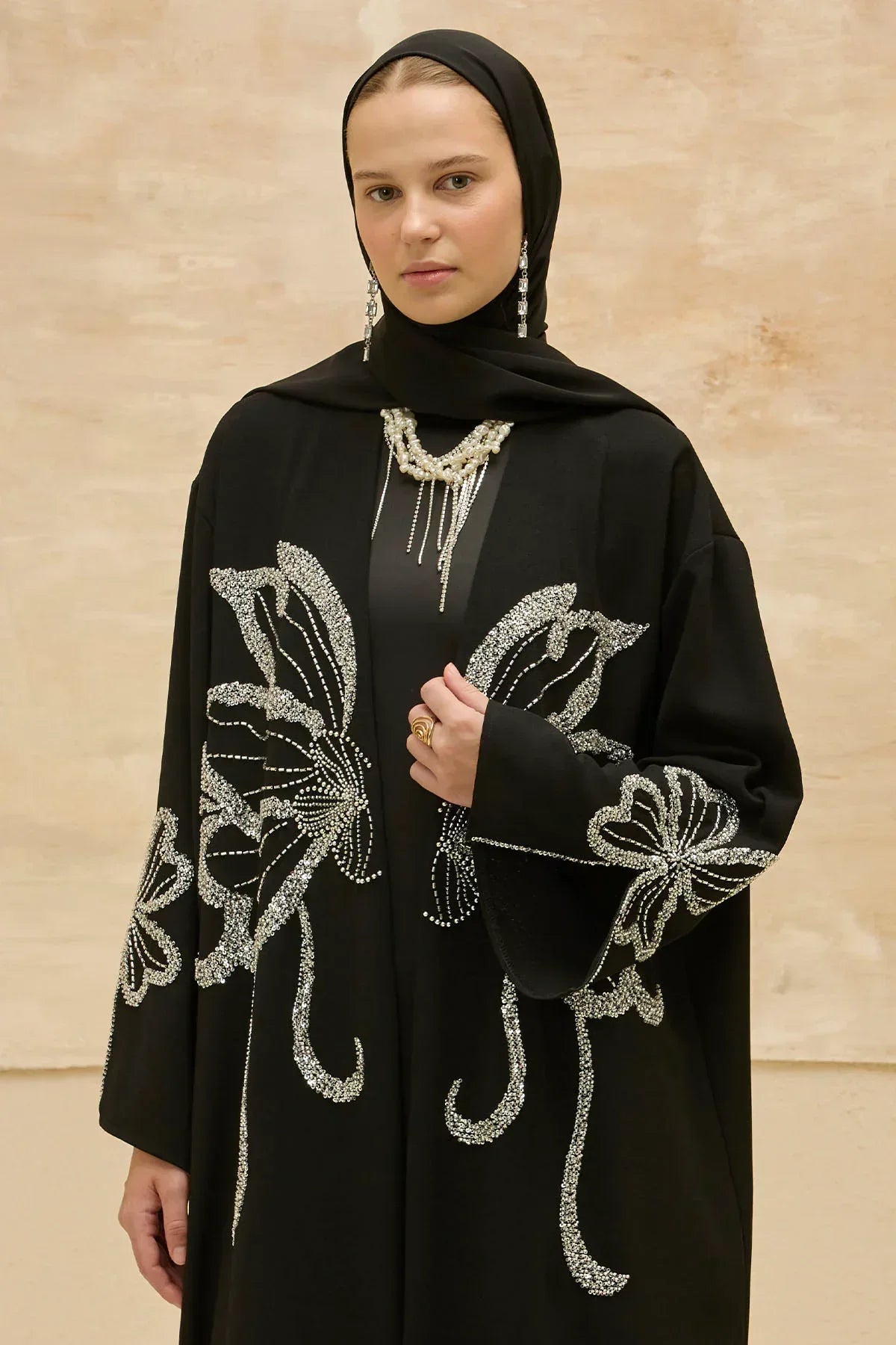 Yonca Taş Boncuk İşlemeli Kol Yırtmaçlı Uzun Siyah Abaya - VIADEL Atelier