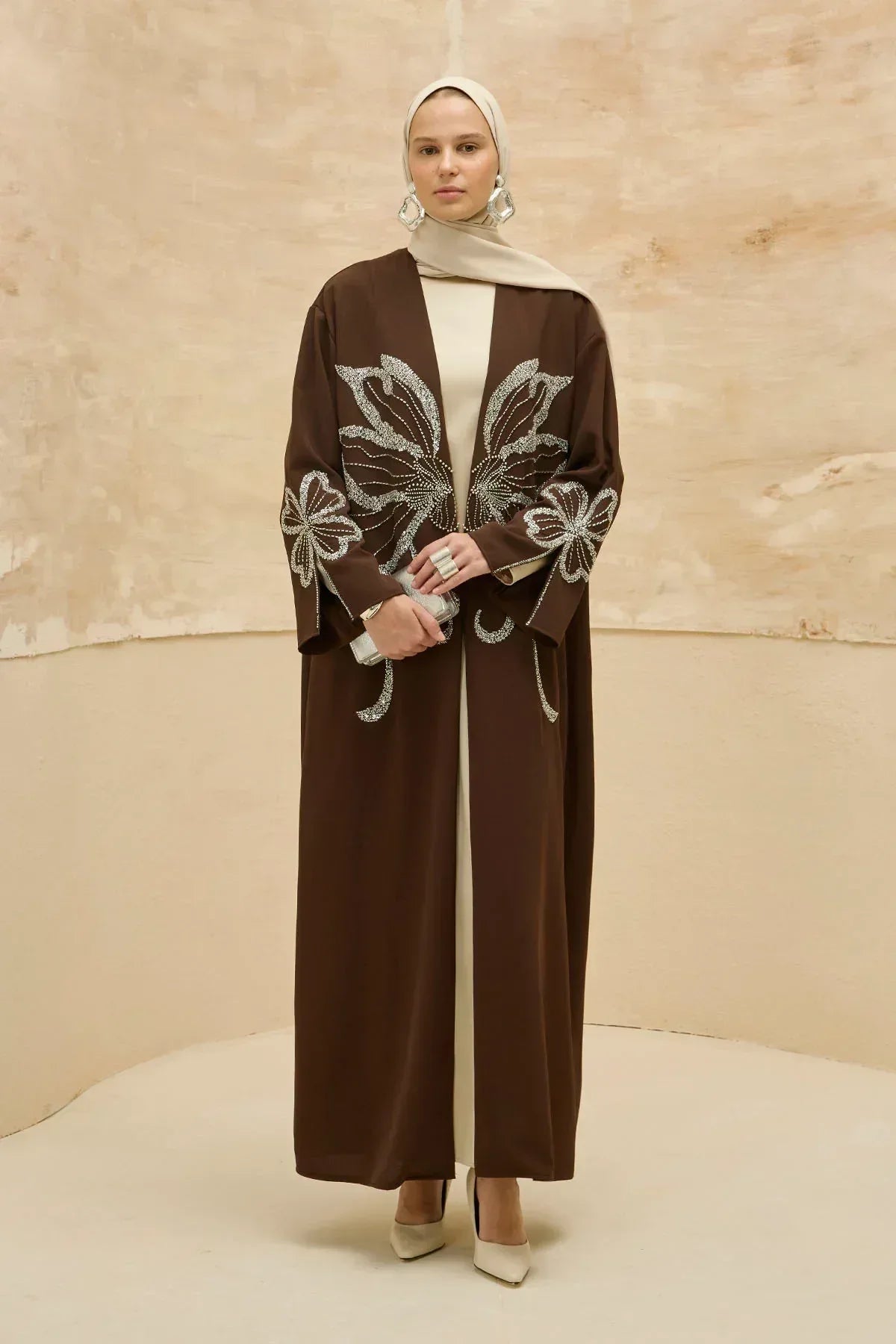 Yonca Taş Boncuk İşlemeli Kol Yırtmaçlı Uzun Kahverengi Abaya - VIADEL Atelier