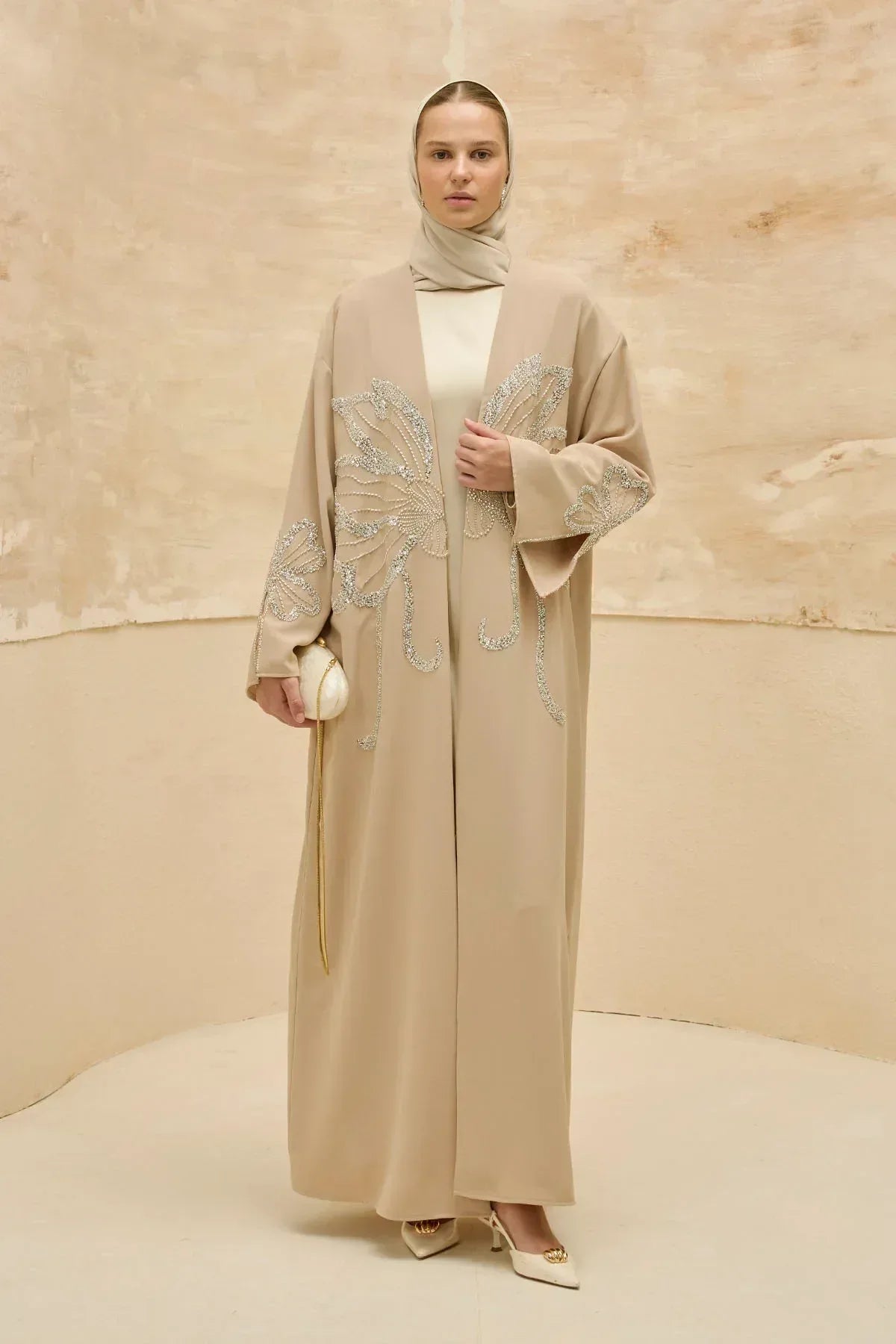Yonca Taş Boncuk İşlemeli Kol Yırtmaçlı Uzun Bej Abaya - VIADEL Atelier
