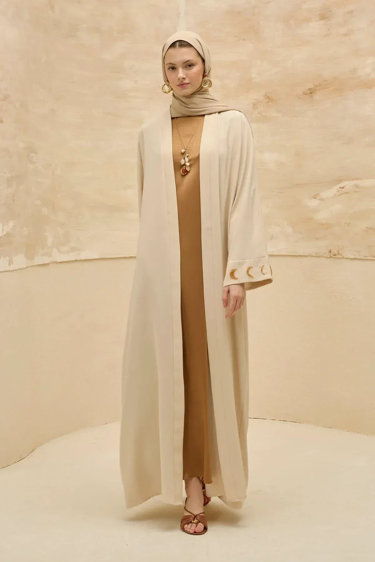 Ramazan Özel Gold Hilalin Evreleri ve Ay Yıldız İşlemeli Tesettür Uzun Bej Abaya - VIADEL Atelier