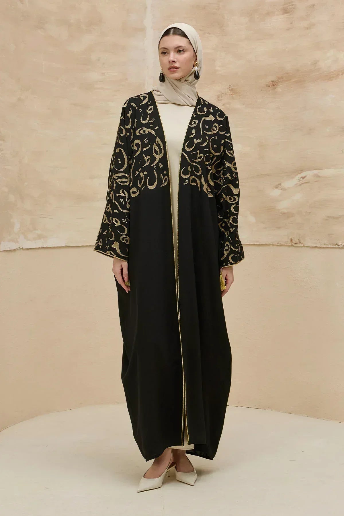 Kaligrafik Desenli Üst Form Omuz ve Kol Biyeli Uzun Siyah Abaya - VIADEL Atelier