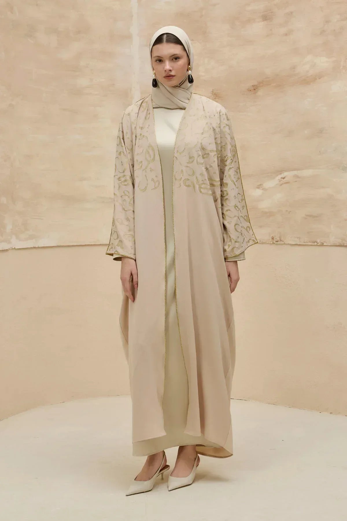 Kaligrafik Desenli Üst Form Omuz ve Kol Biyeli Uzun Taş Abaya - VIADEL Atelier