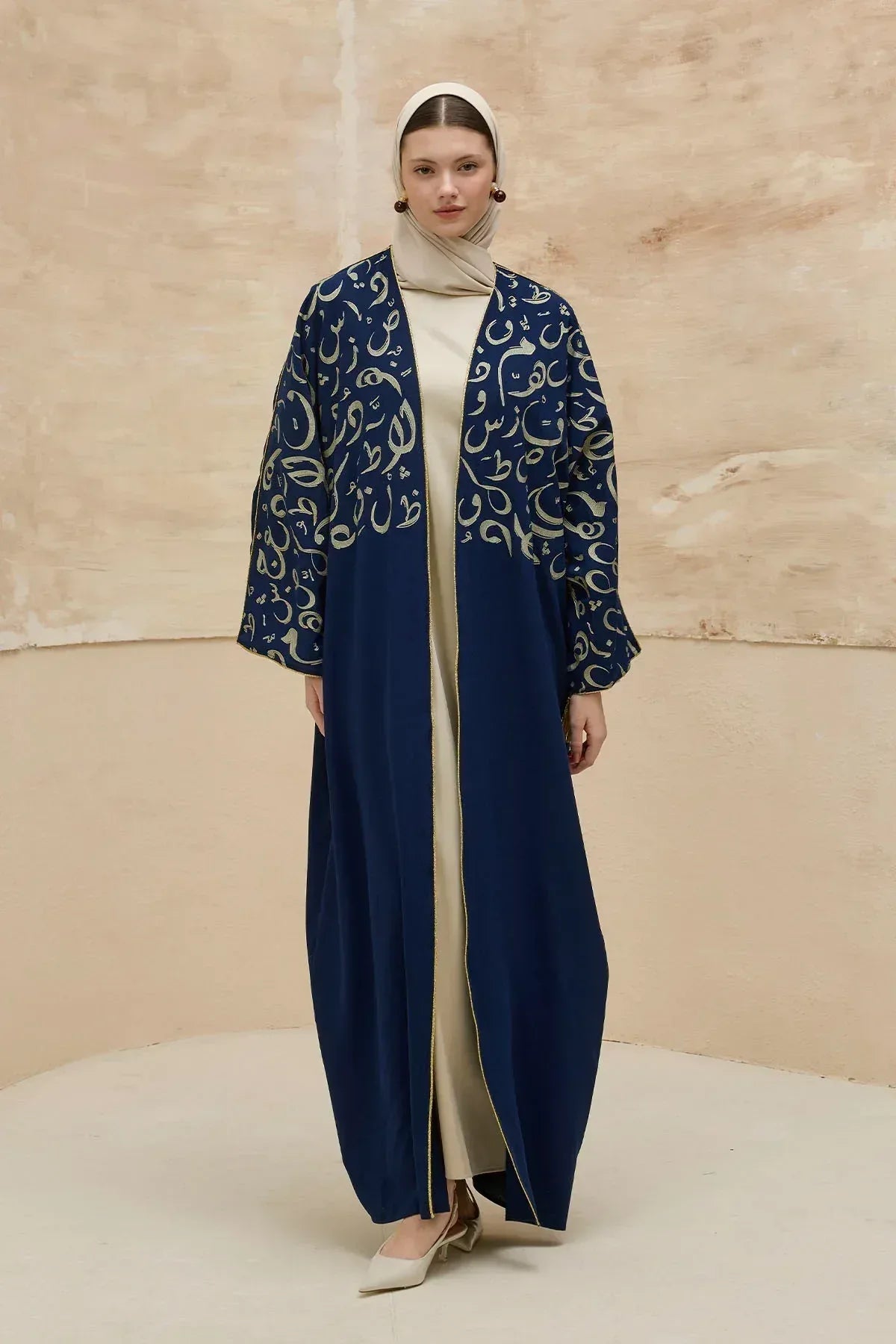 Kaligrafik Desenli Üst Form Omuz ve Kol Biyeli Uzun Lacivert Abaya - VIADEL Atelier