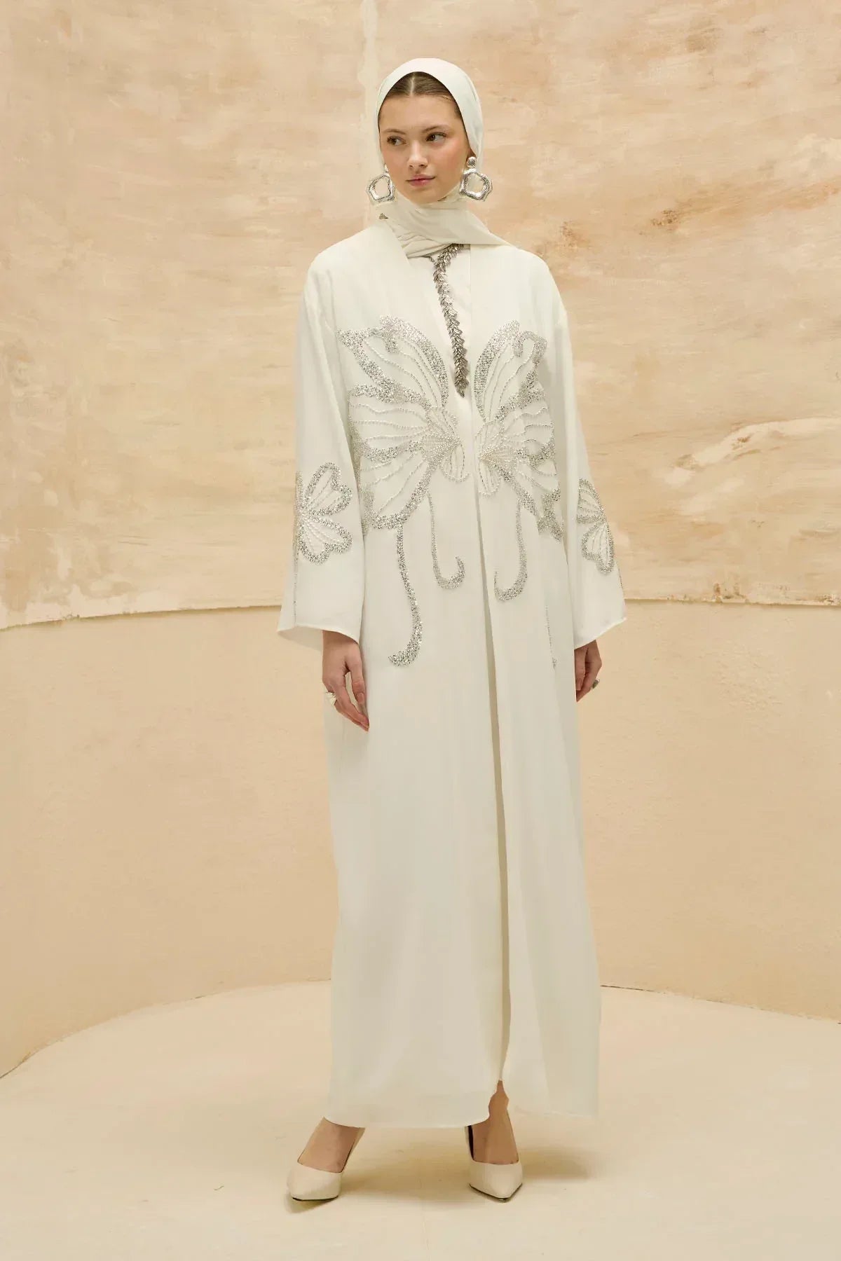 Yonca Taş Boncuk İşlemeli Kol Yırtmaçlı Uzun Beyaz Abaya - VIADEL Atelier