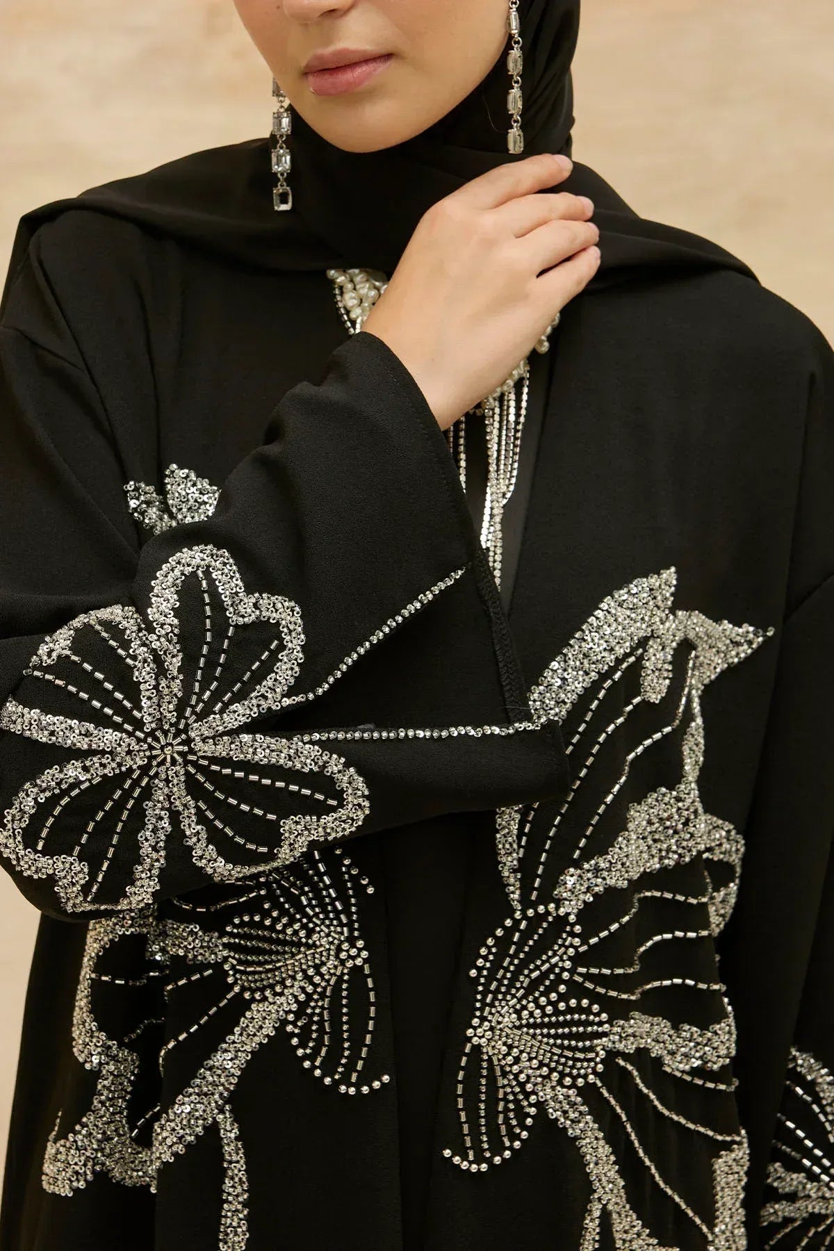 Yonca Taş Boncuk İşlemeli Kol Yırtmaçlı Uzun Siyah Abaya - VIADEL Atelier