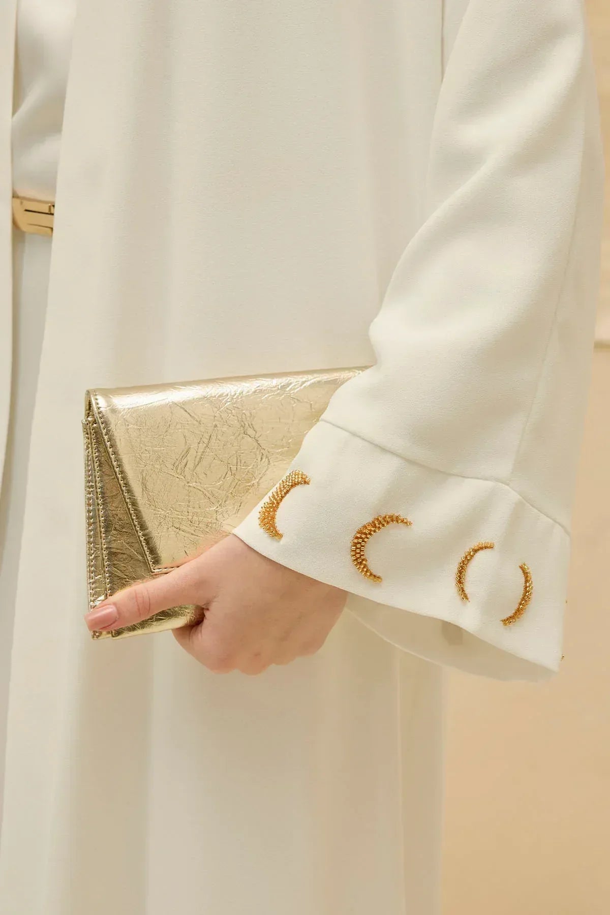 Ramazan Özel Gold Hilalin Evreleri ve Ay Yıldız İşlemeli Tesettür Uzun Beyaz Abaya - VIADEL Atelier