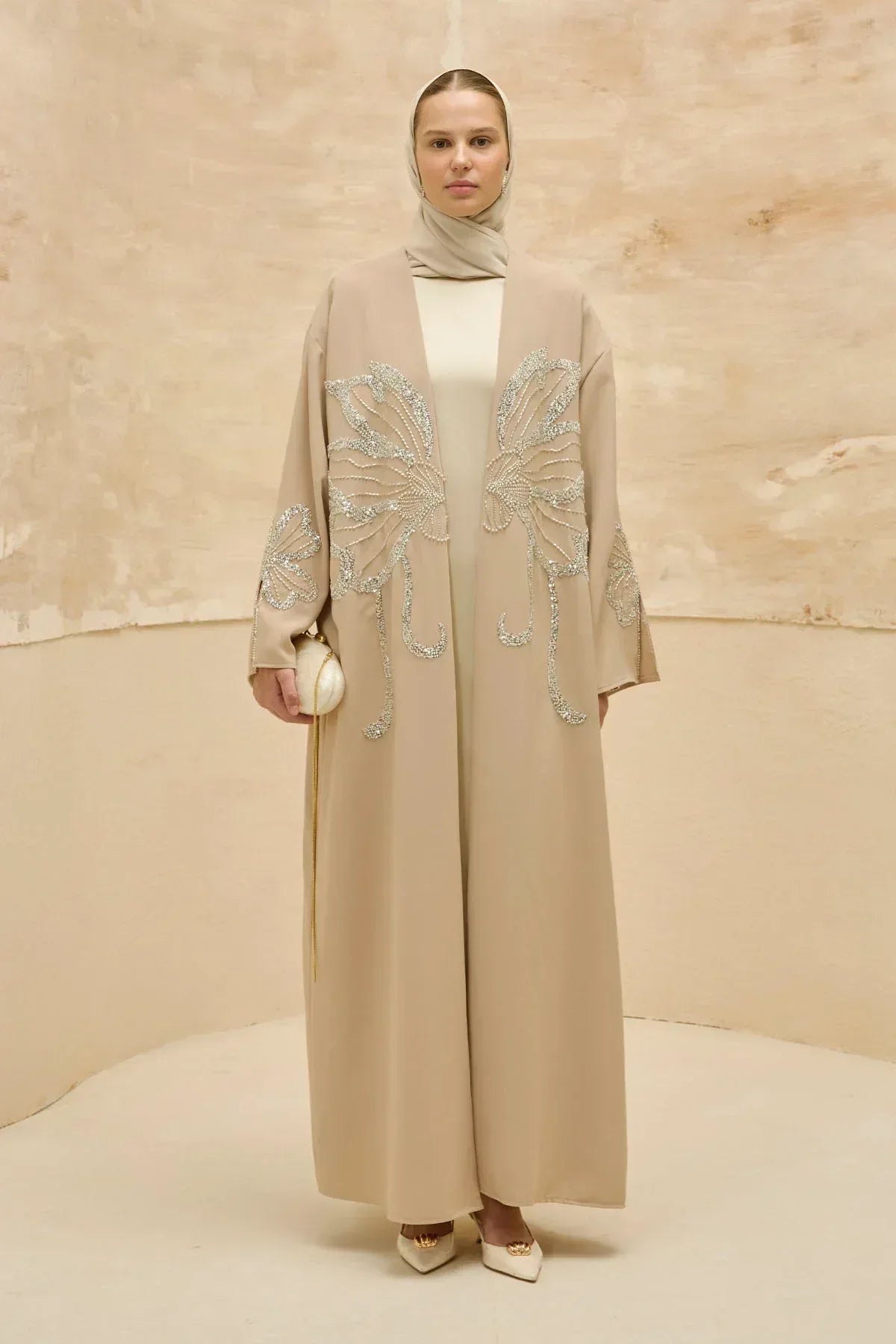 Yonca Taş Boncuk İşlemeli Kol Yırtmaçlı Uzun Bej Abaya - VIADEL Atelier