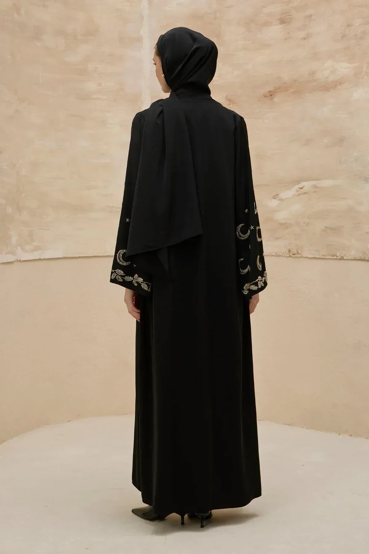 Gold Hilal Yıldız Nakışlı Tesettür Geniş Kol Uzun Siyah Abaya - VIADEL Atelier