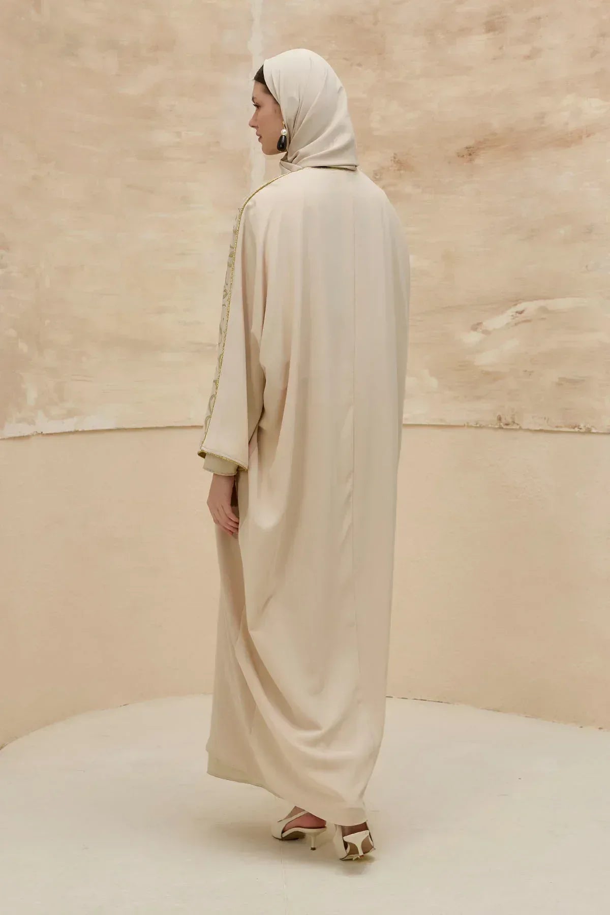 Kaligrafik Desenli Üst Form Omuz ve Kol Biyeli Uzun Taş Abaya - VIADEL Atelier