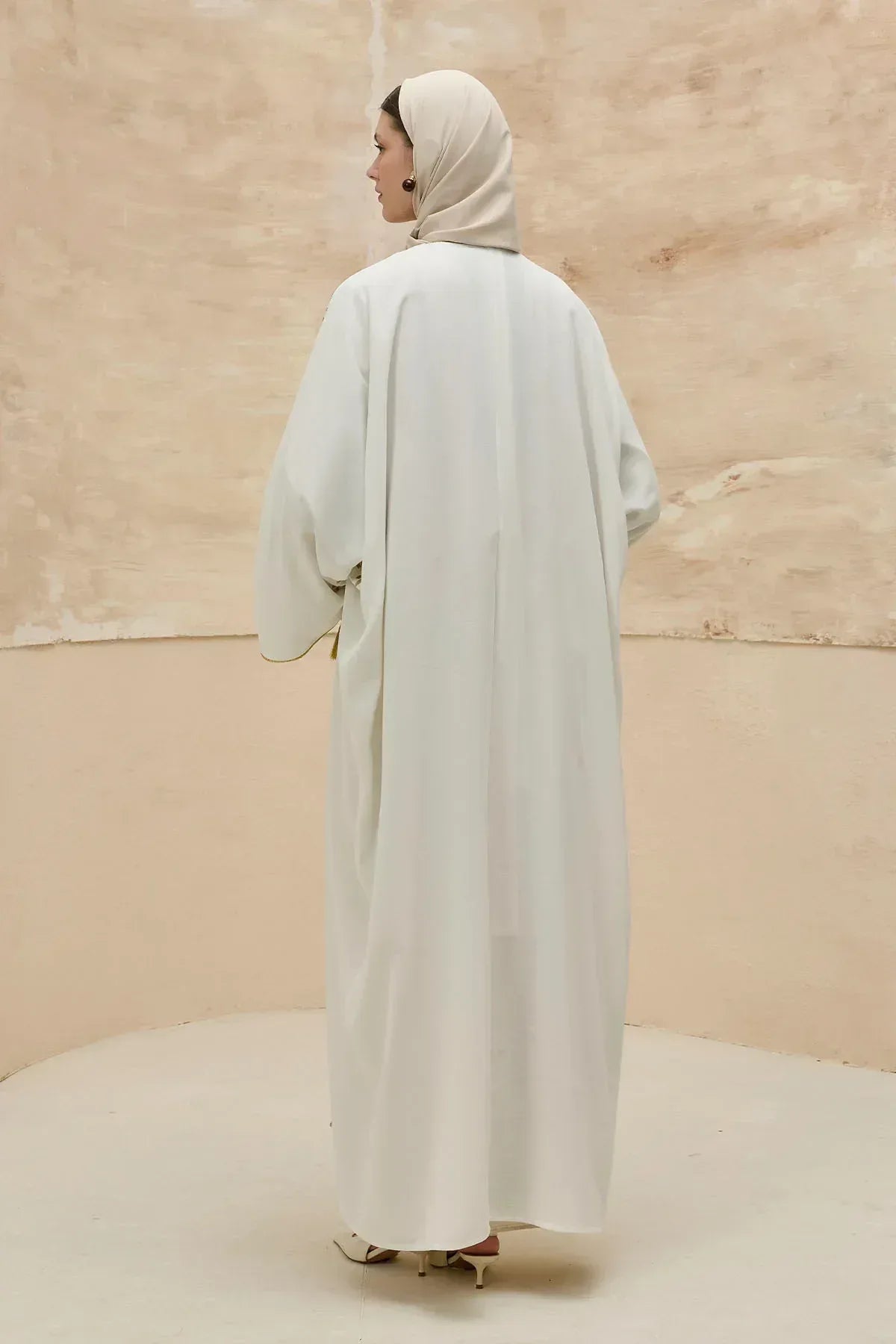 Kaligrafik Desenli Üst Form Omuz ve Kol Biyeli Uzun Beyaz Abaya - VIADEL Atelier