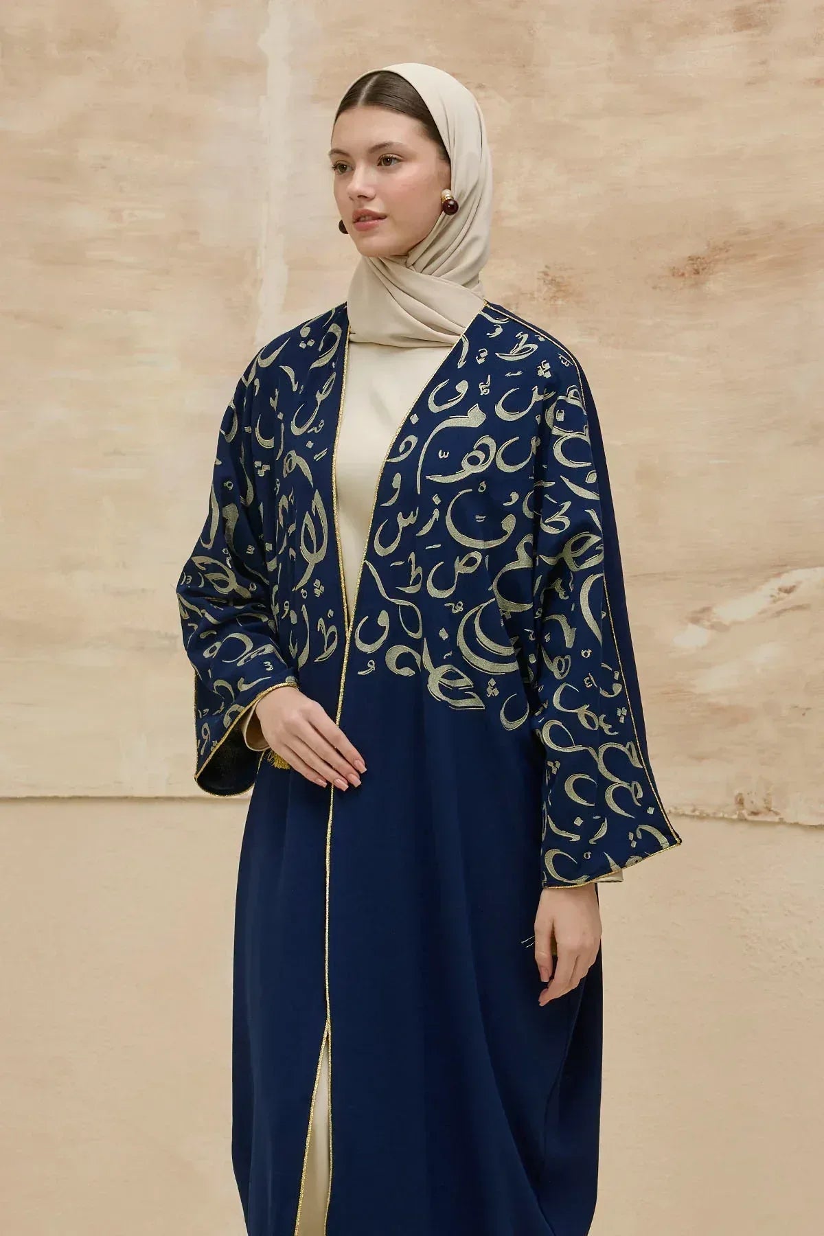 Kaligrafik Desenli Üst Form Omuz ve Kol Biyeli Uzun Lacivert Abaya - VIADEL Atelier