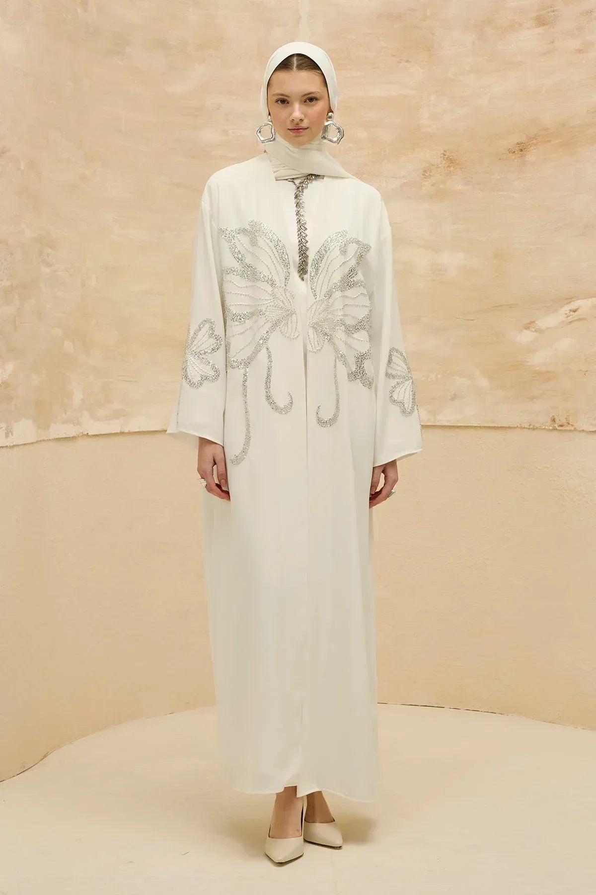 Yonca Taş Boncuk İşlemeli Kol Yırtmaçlı Uzun Beyaz Abaya - VIADEL Atelier