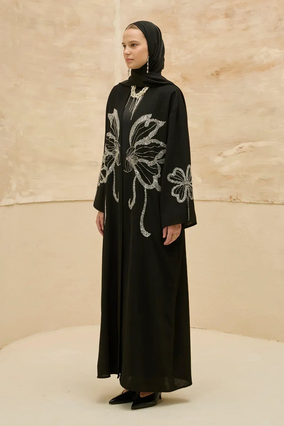 Yonca Taş Boncuk İşlemeli Kol Yırtmaçlı Uzun Siyah Abaya - VIADEL Atelier