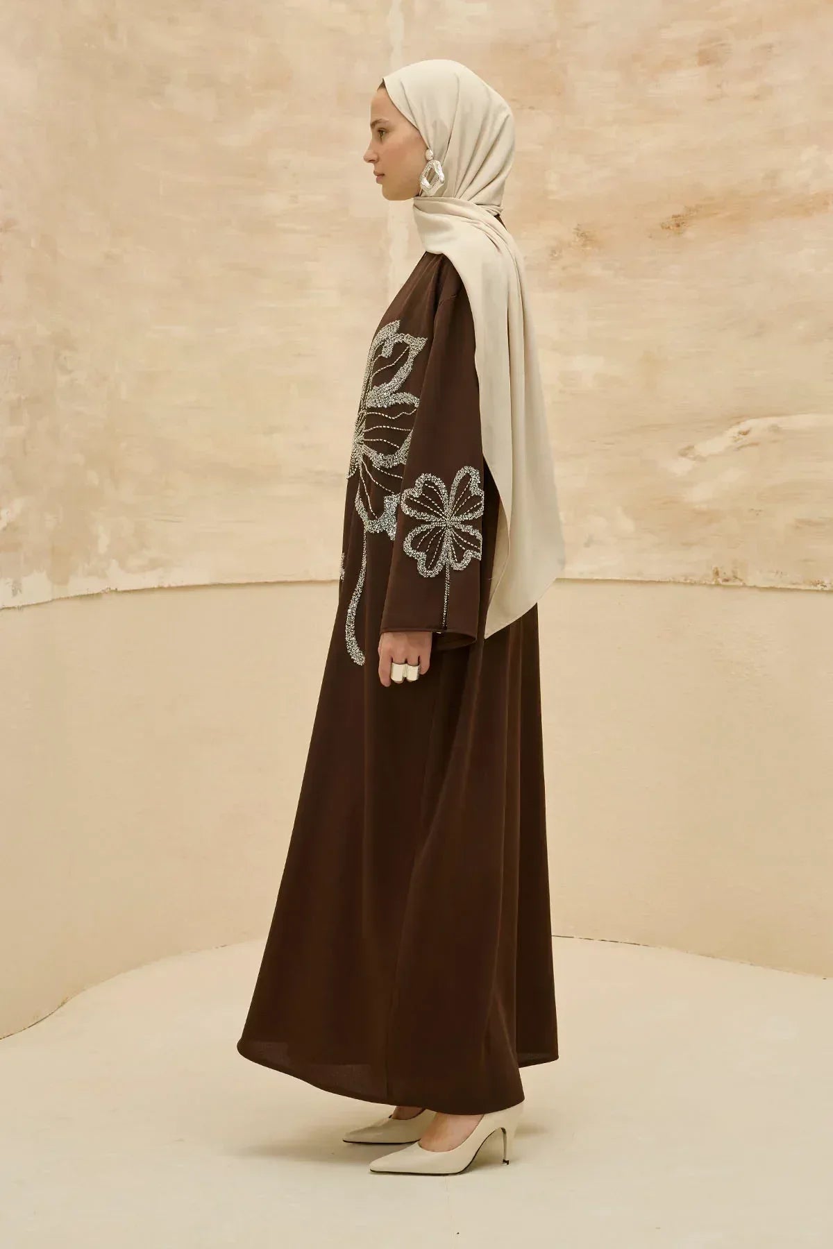 Yonca Taş Boncuk İşlemeli Kol Yırtmaçlı Uzun Kahverengi Abaya - VIADEL Atelier