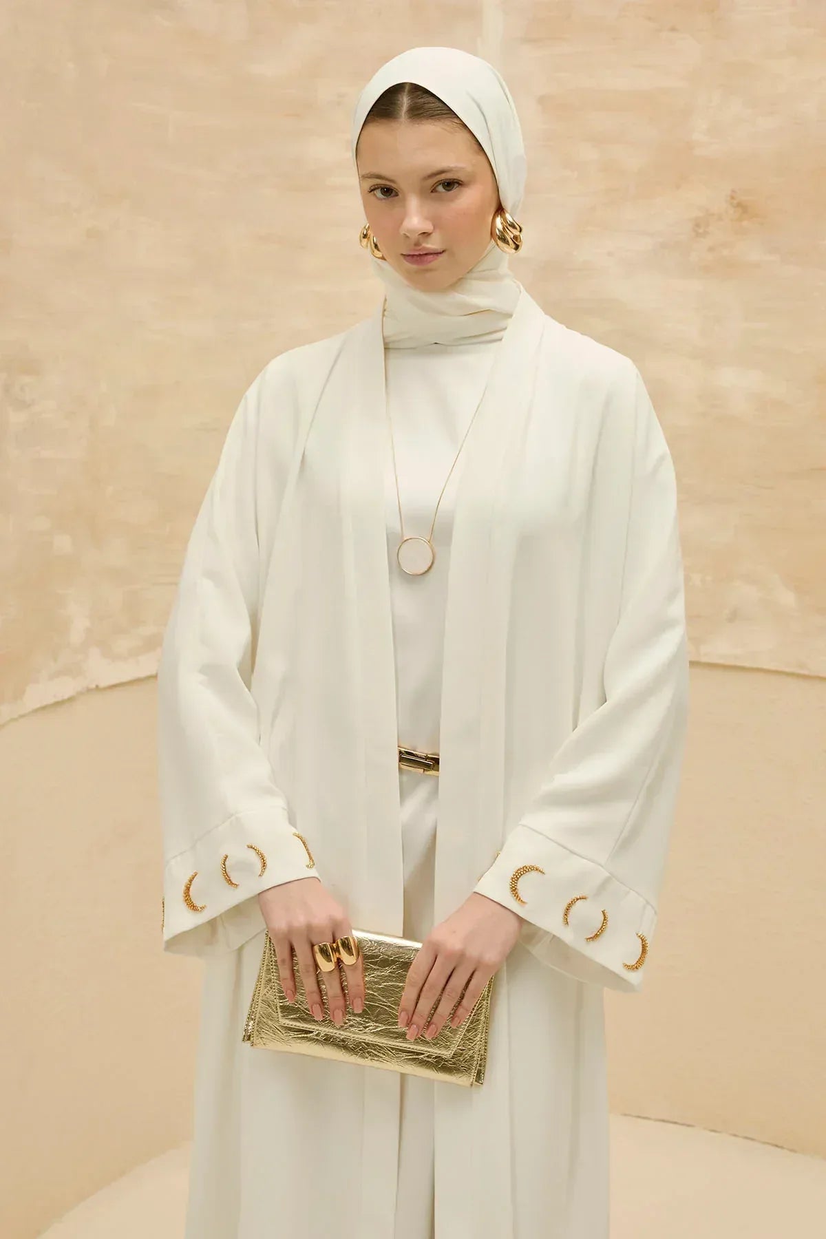 Ramazan Özel Gold Hilalin Evreleri ve Ay Yıldız İşlemeli Tesettür Uzun Beyaz Abaya - VIADEL Atelier