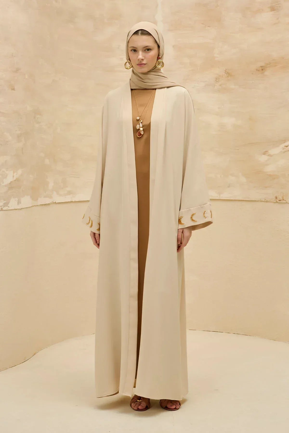 Ramazan Özel Gold Hilalin Evreleri ve Ay Yıldız İşlemeli Tesettür Uzun Bej Abaya - VIADEL Atelier