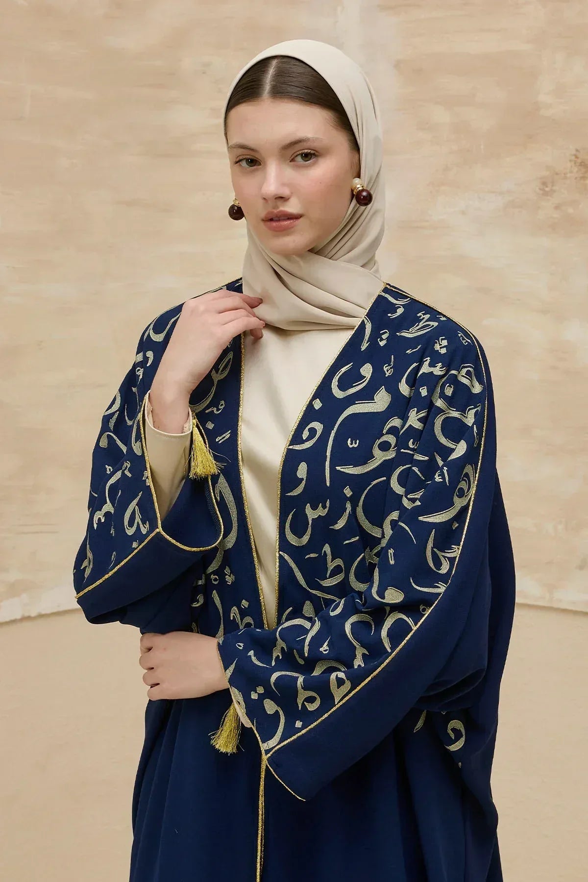 Kaligrafik Desenli Üst Form Omuz ve Kol Biyeli Uzun Lacivert Abaya - VIADEL Atelier