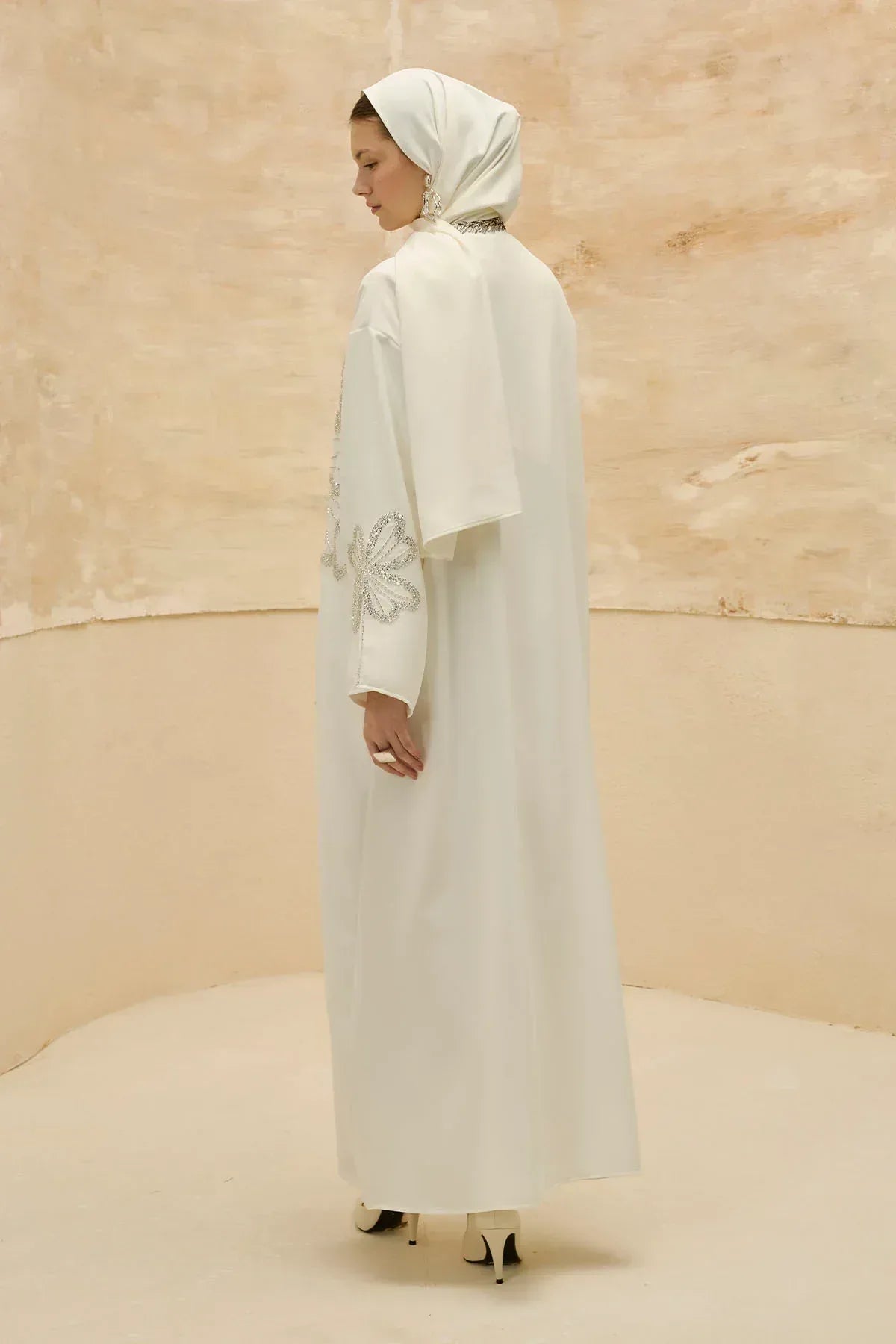 Yonca Taş Boncuk İşlemeli Kol Yırtmaçlı Uzun Beyaz Abaya - VIADEL Atelier