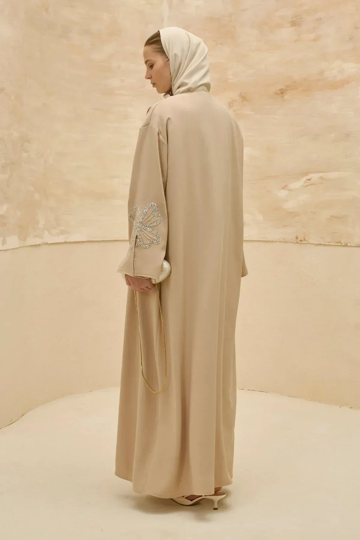 Yonca Taş Boncuk İşlemeli Kol Yırtmaçlı Uzun Bej Abaya - VIADEL Atelier