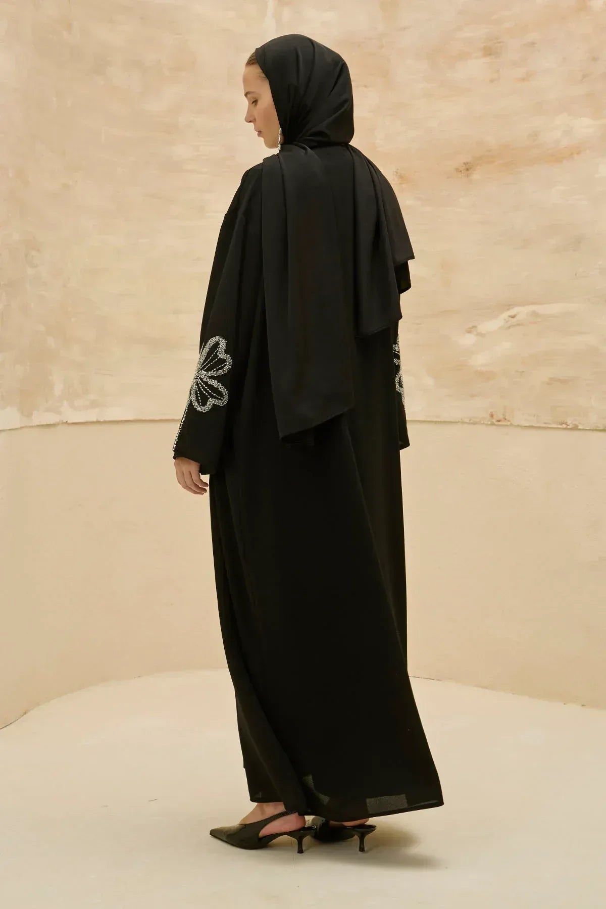 Yonca Taş Boncuk İşlemeli Kol Yırtmaçlı Uzun Siyah Abaya - VIADEL Atelier