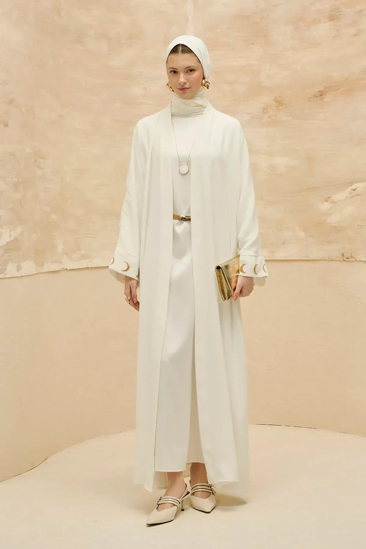 Ramazan Özel Gold Hilalin Evreleri ve Ay Yıldız İşlemeli Tesettür Uzun Beyaz Abaya - VIADEL Atelier