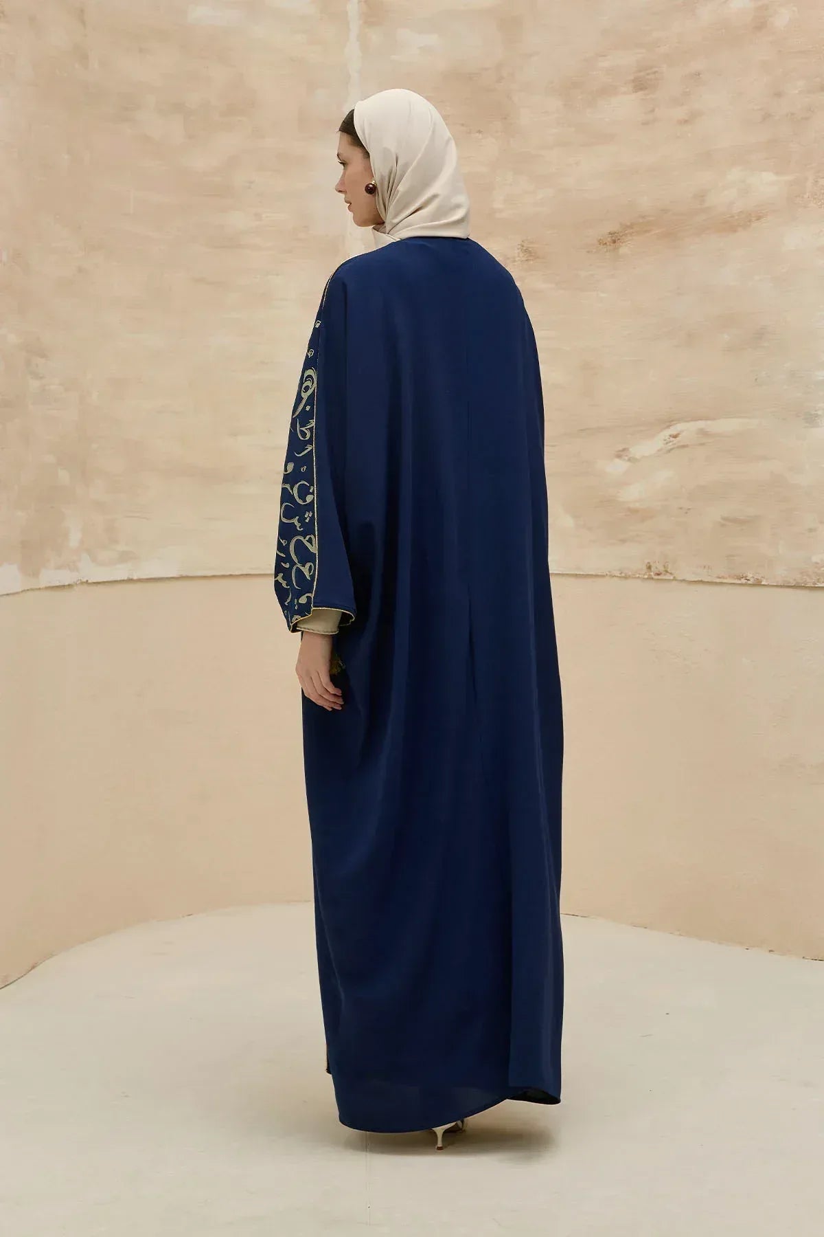 Kaligrafik Desenli Üst Form Omuz ve Kol Biyeli Uzun Lacivert Abaya - VIADEL Atelier