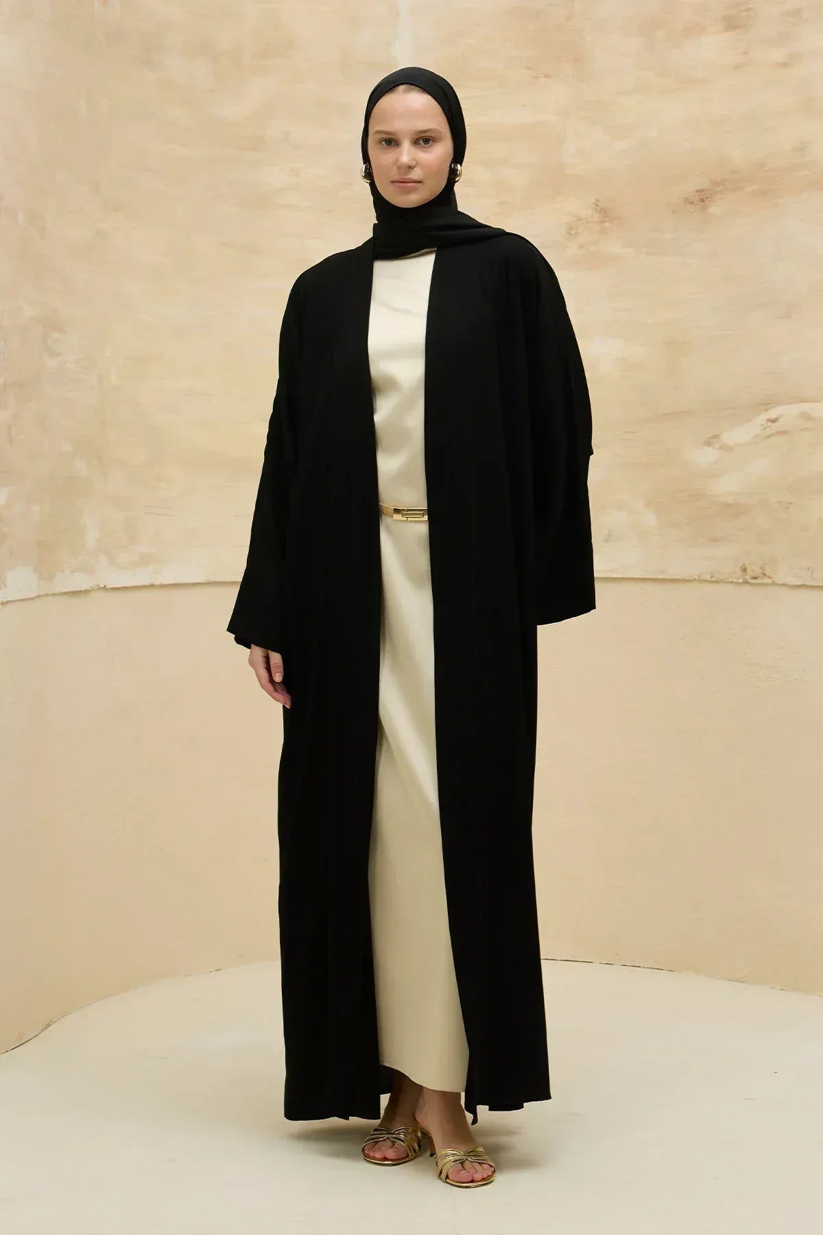 Ramazan Mübarek Yazılı Sırt Gold Boncuk Nakış İşlemeli Siyah Abaya - VIADEL Atelier