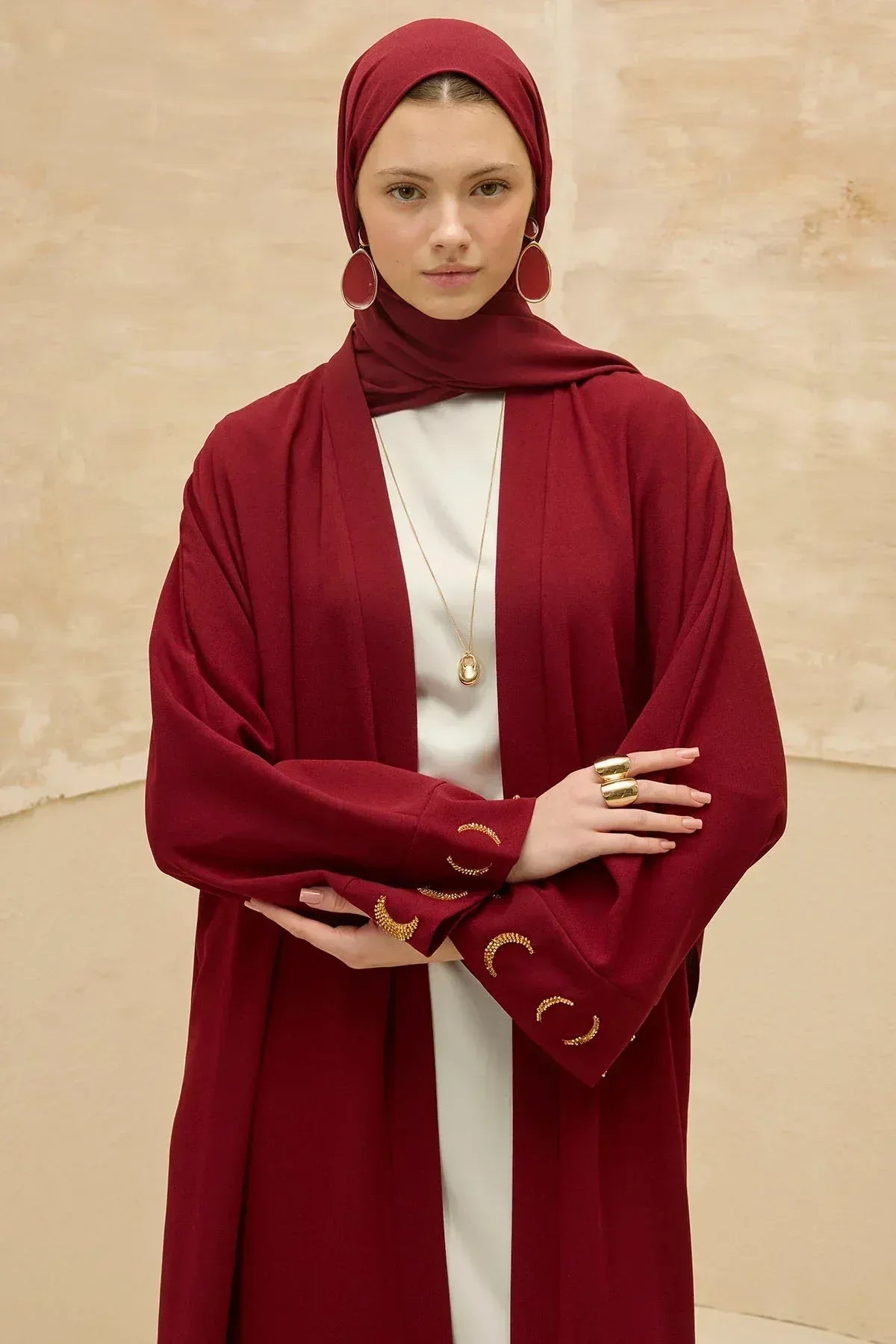 Ramazan Özel Gold Hilalin Evreleri ve Ay Yıldız İşlemeli Tesettür Uzun Bordo Abaya - VIADEL Atelier