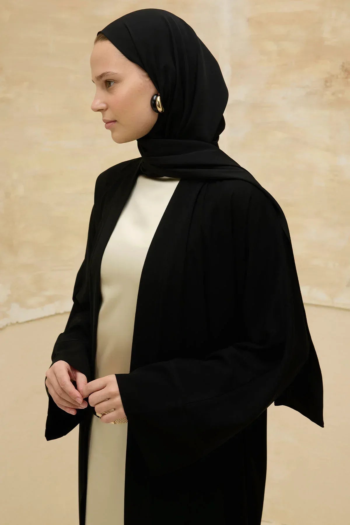 Ramazan Mübarek Yazılı Sırt Gold Boncuk Nakış İşlemeli Siyah Abaya - VIADEL Atelier