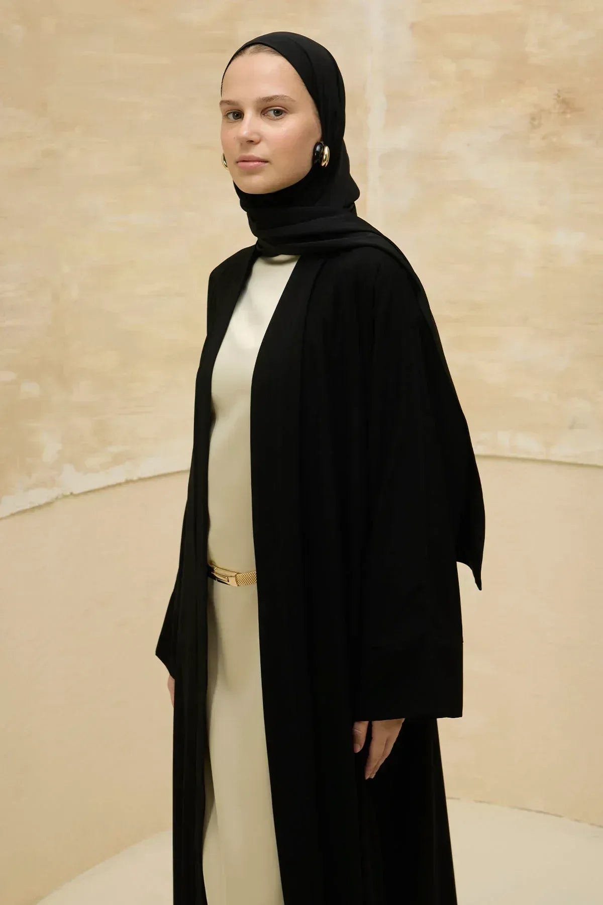 Ramazan Mübarek Yazılı Sırt Gold Boncuk Nakış İşlemeli Siyah Abaya - VIADEL Atelier