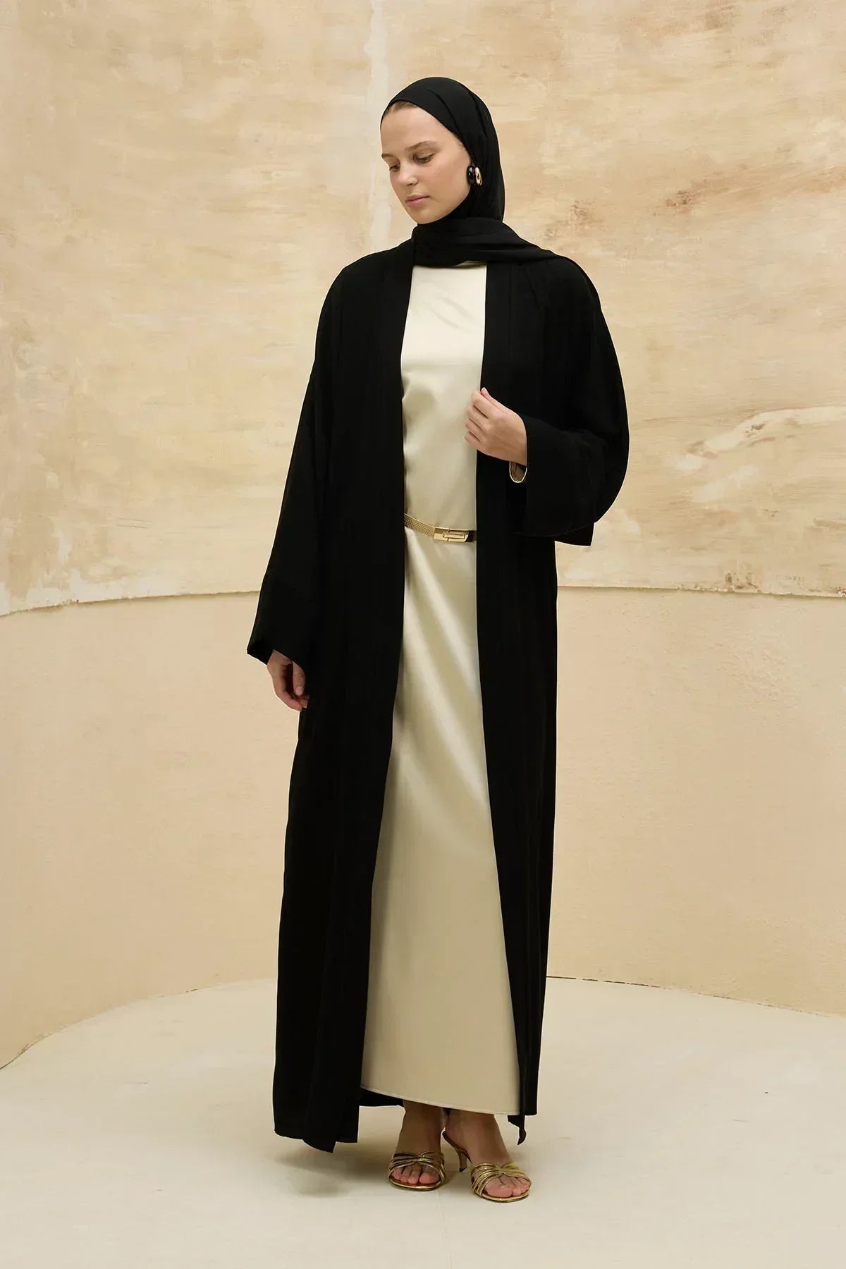 Ramazan Mübarek Yazılı Sırt Gold Boncuk Nakış İşlemeli Siyah Abaya - VIADEL Atelier