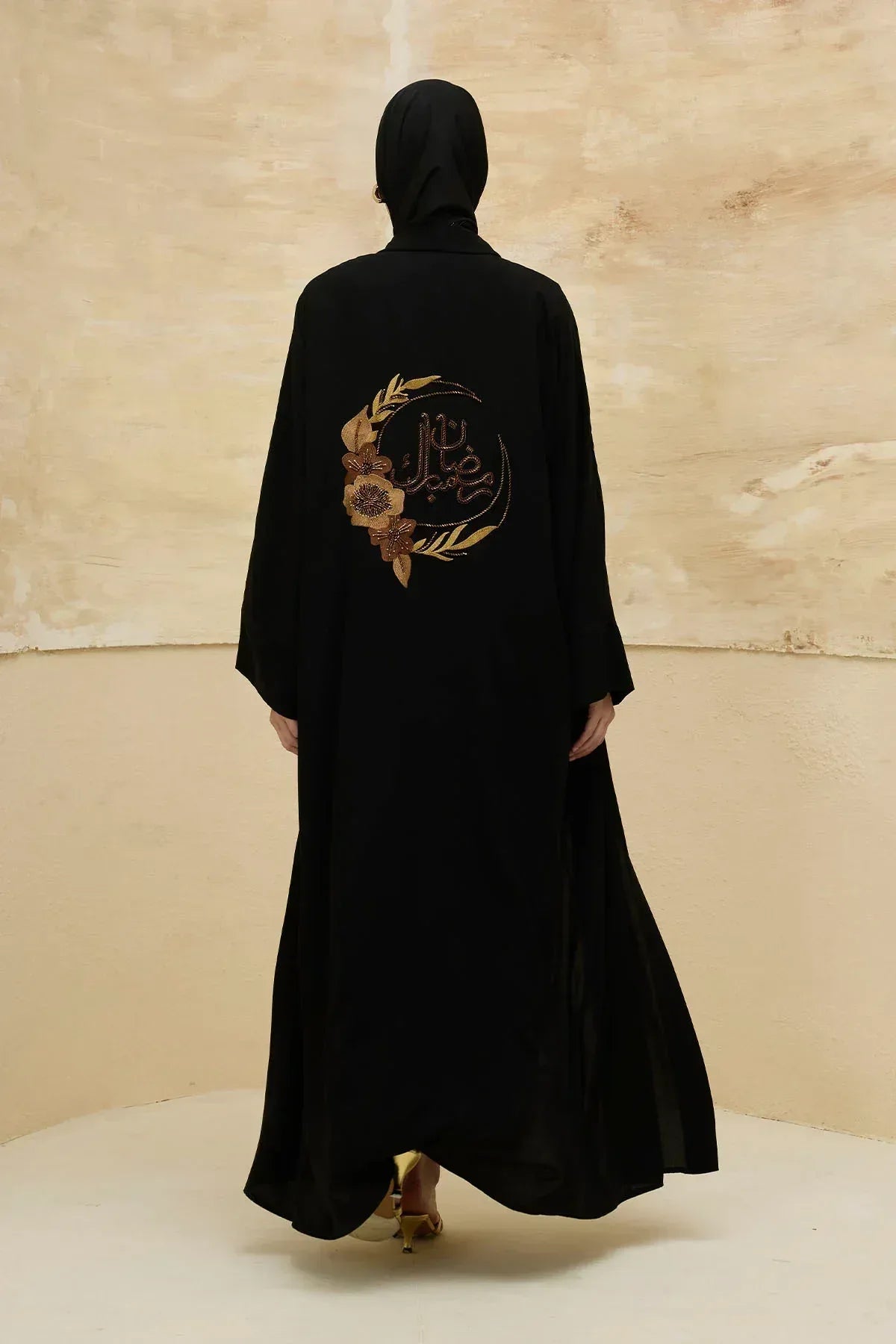 Ramazan Mübarek Yazılı Sırt Gold Boncuk Nakış İşlemeli Siyah Abaya - VIADEL Atelier