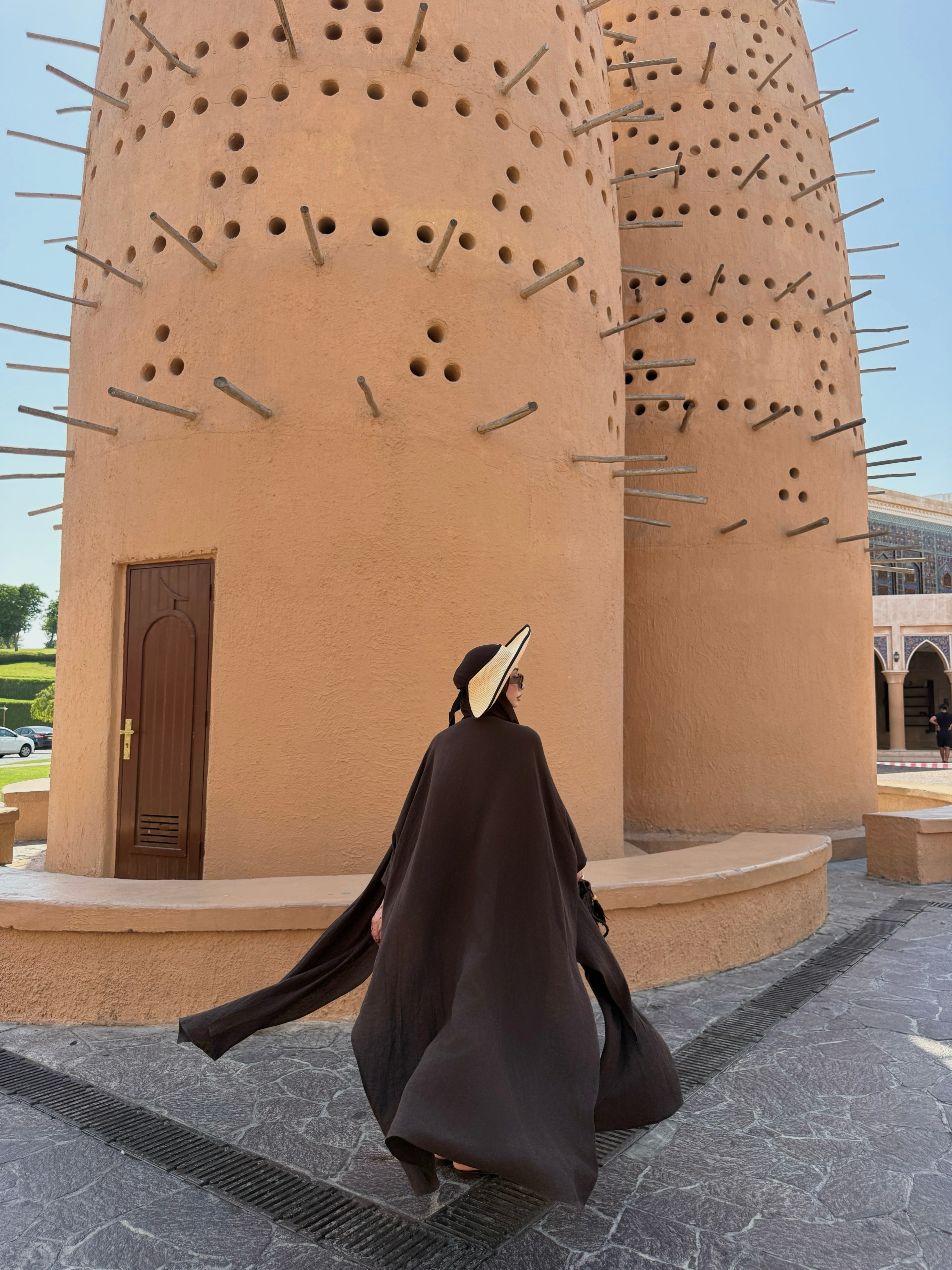 Yırtmaç Detaylı Kuşaklı Kahverengi İkili Abaya Takım