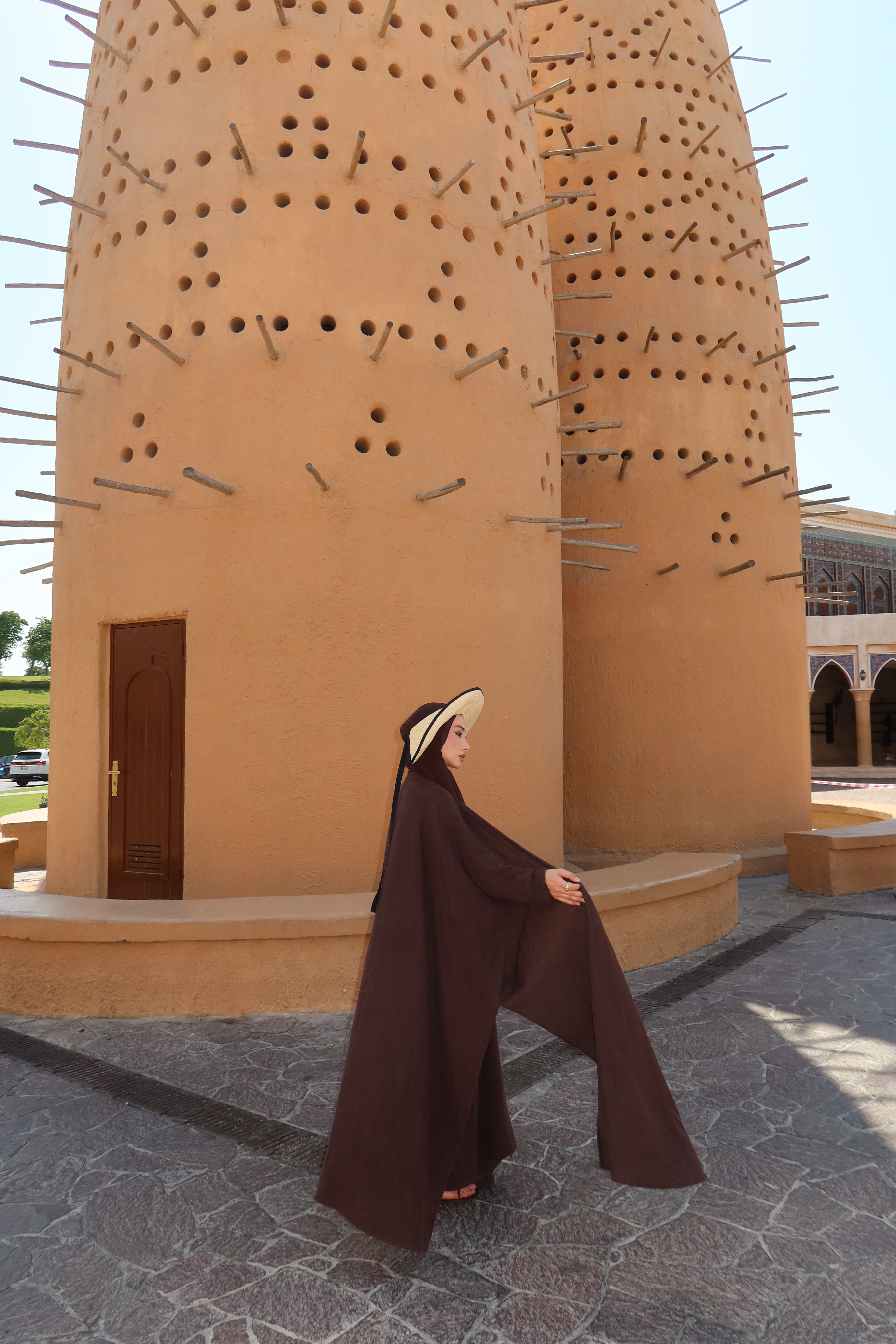 Yırtmaç Detaylı Kuşaklı Kahverengi İkili Abaya Takım