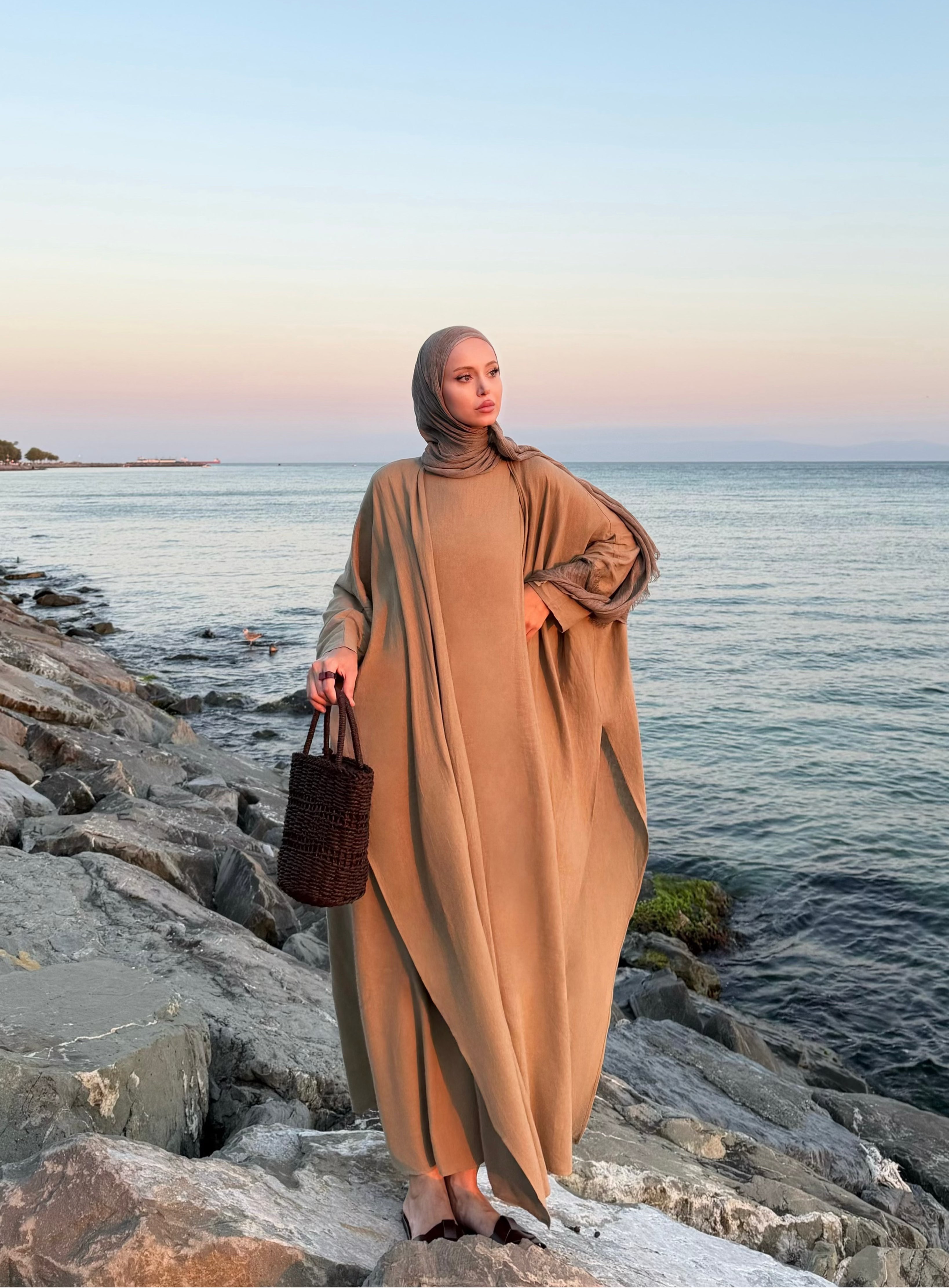 Yırtmaç Detaylı Kuşaklı Haki İkili Abaya Takım