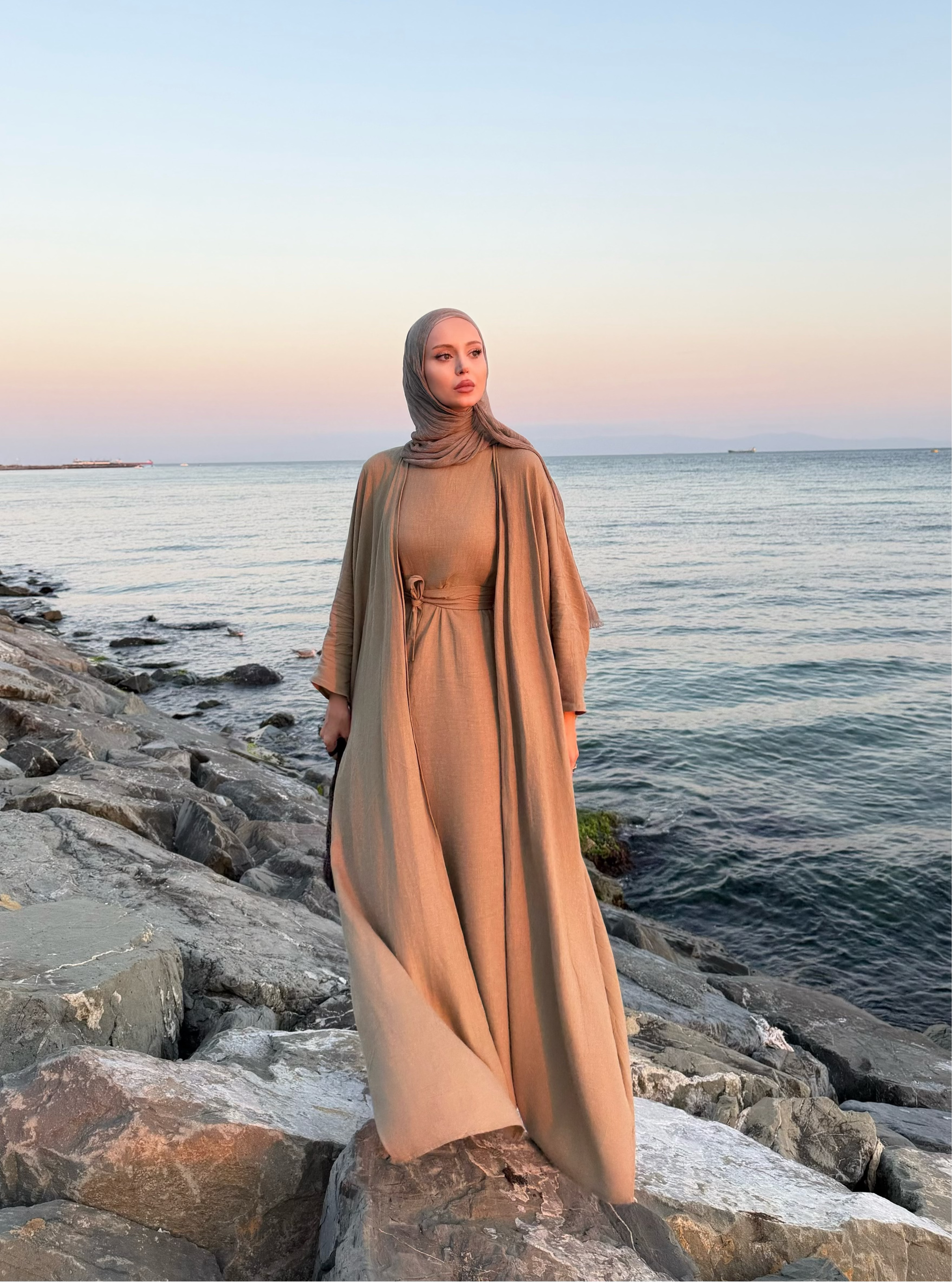 Yırtmaç Detaylı Kuşaklı Haki İkili Abaya Takım