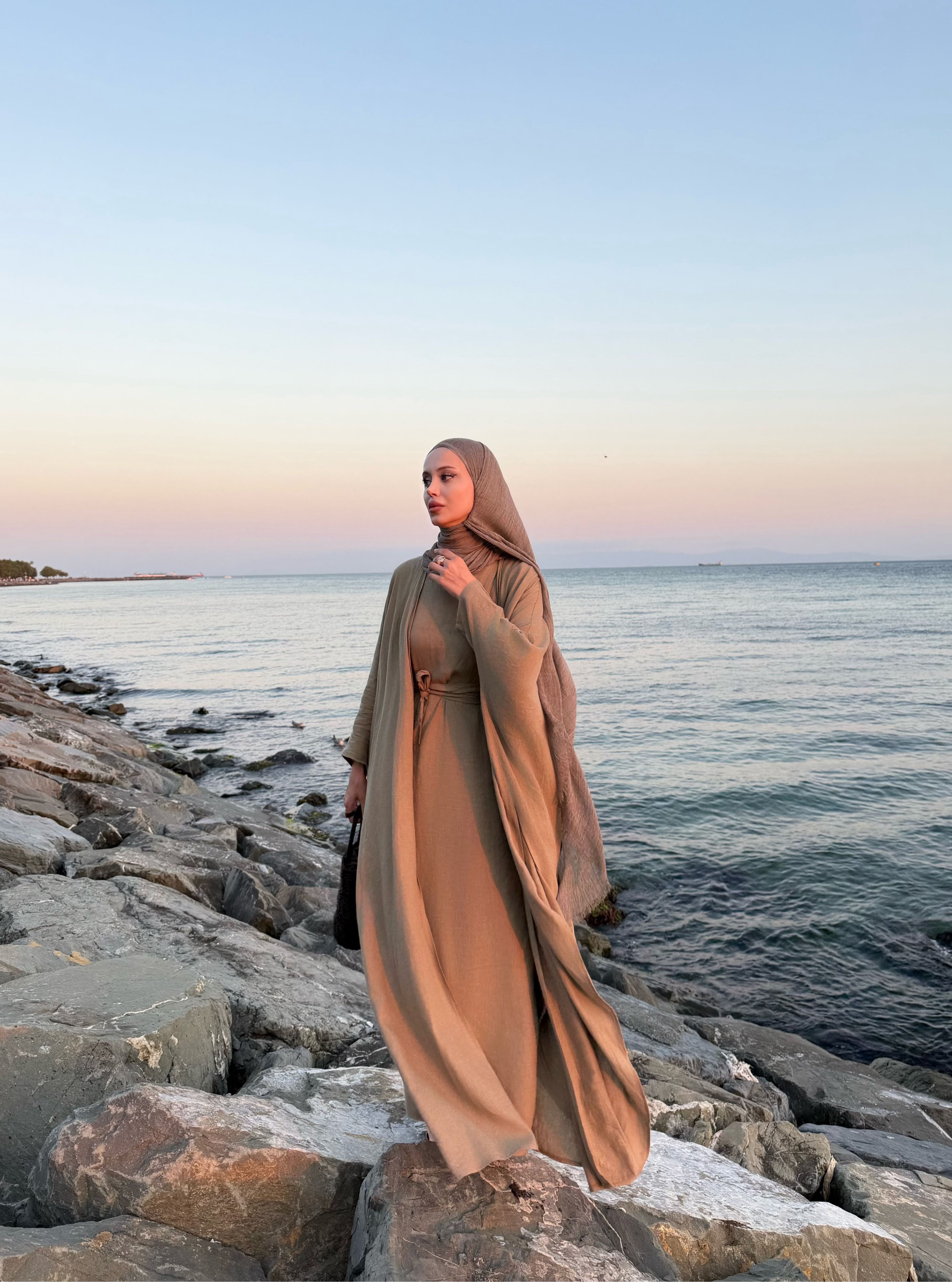 Yırtmaç Detaylı Kuşaklı Haki İkili Abaya Takım