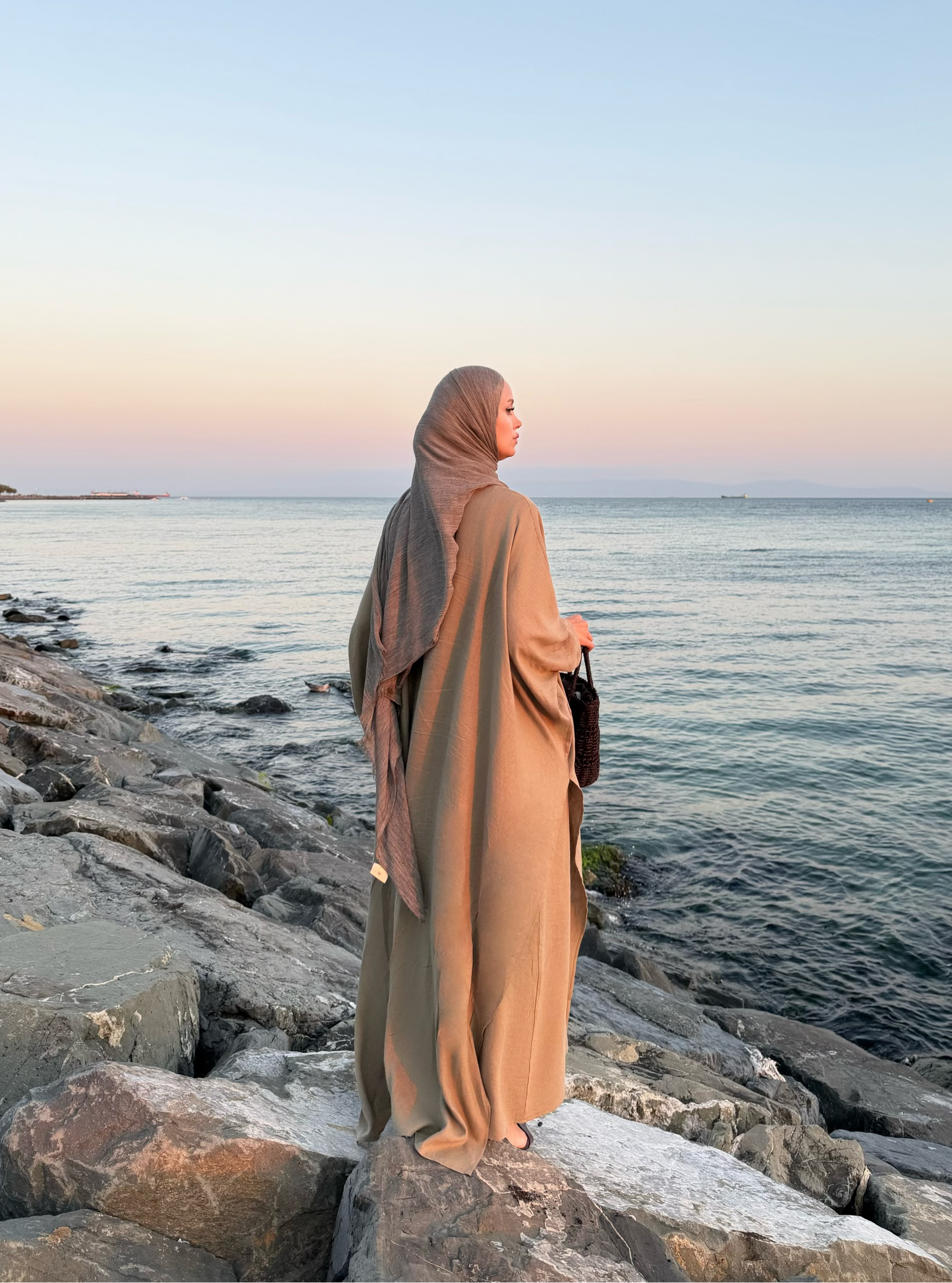Yırtmaç Detaylı Kuşaklı Haki İkili Abaya Takım