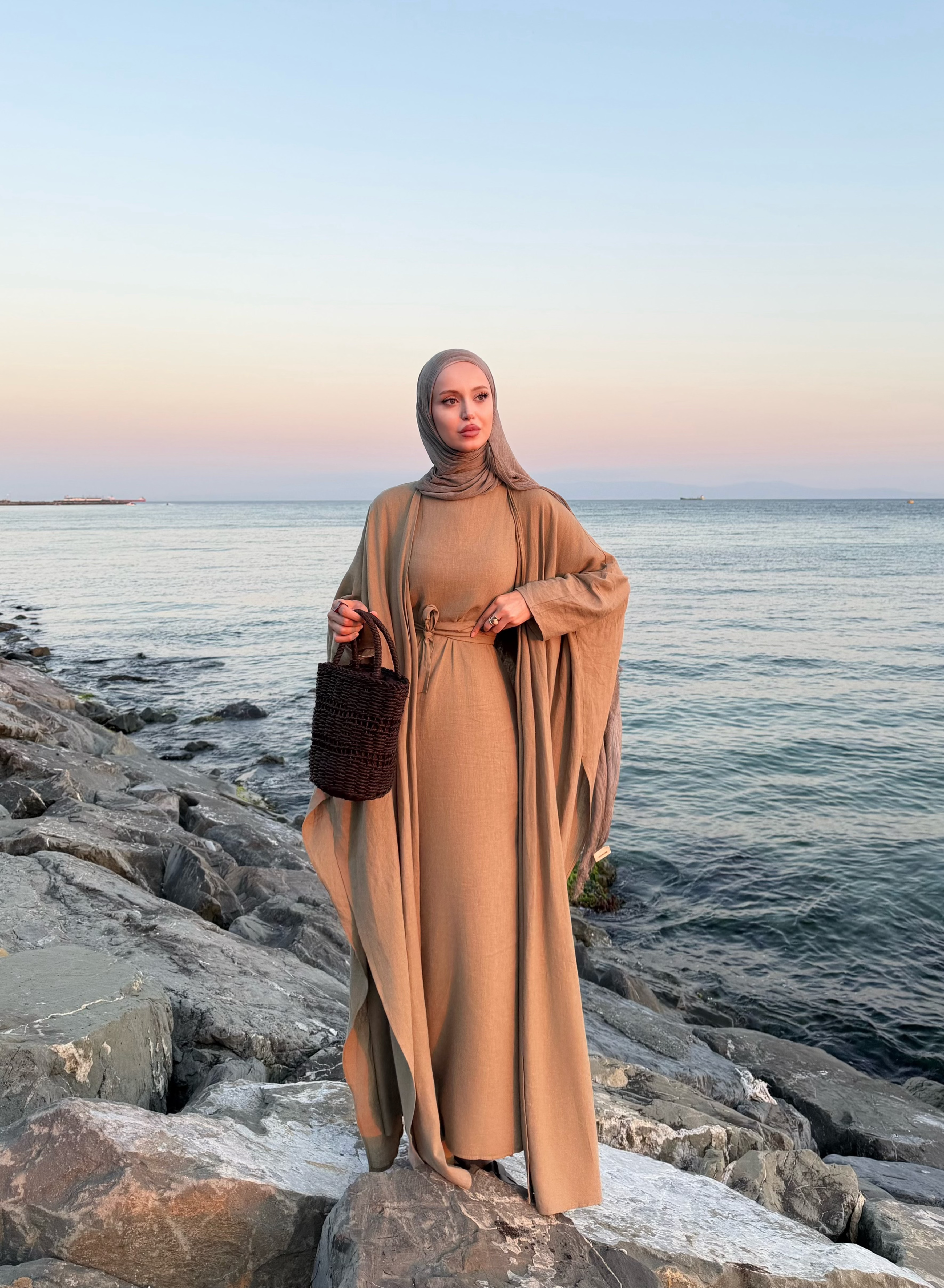 Yırtmaç Detaylı Kuşaklı Haki İkili Abaya Takım